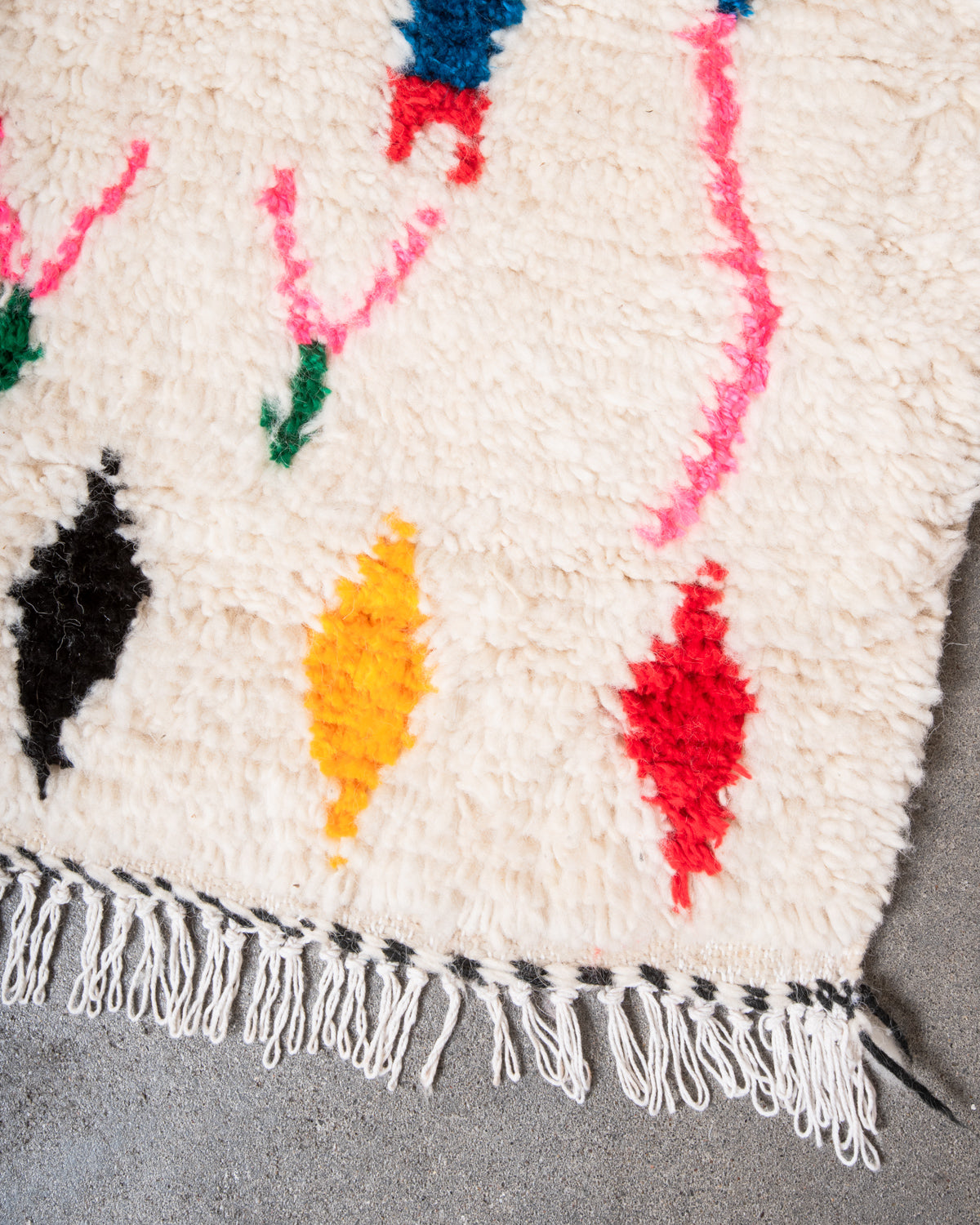 Modern designer handcrafted Berber rug from Morocco. Azilal rug with beautiful colors and patterns. Made of sheep’s wool and colourful cotton.