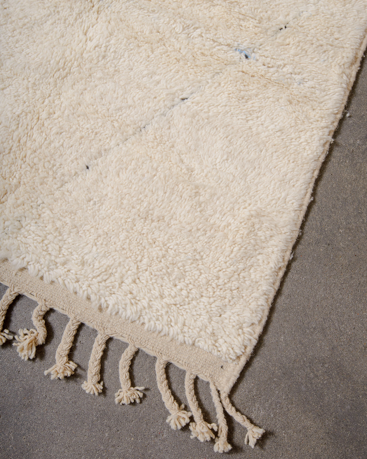 Modern, designer, handcrafted Berber rug from Morocco. Beniourain carpet with minimalist design, natural wool pile and a fluffy texture.