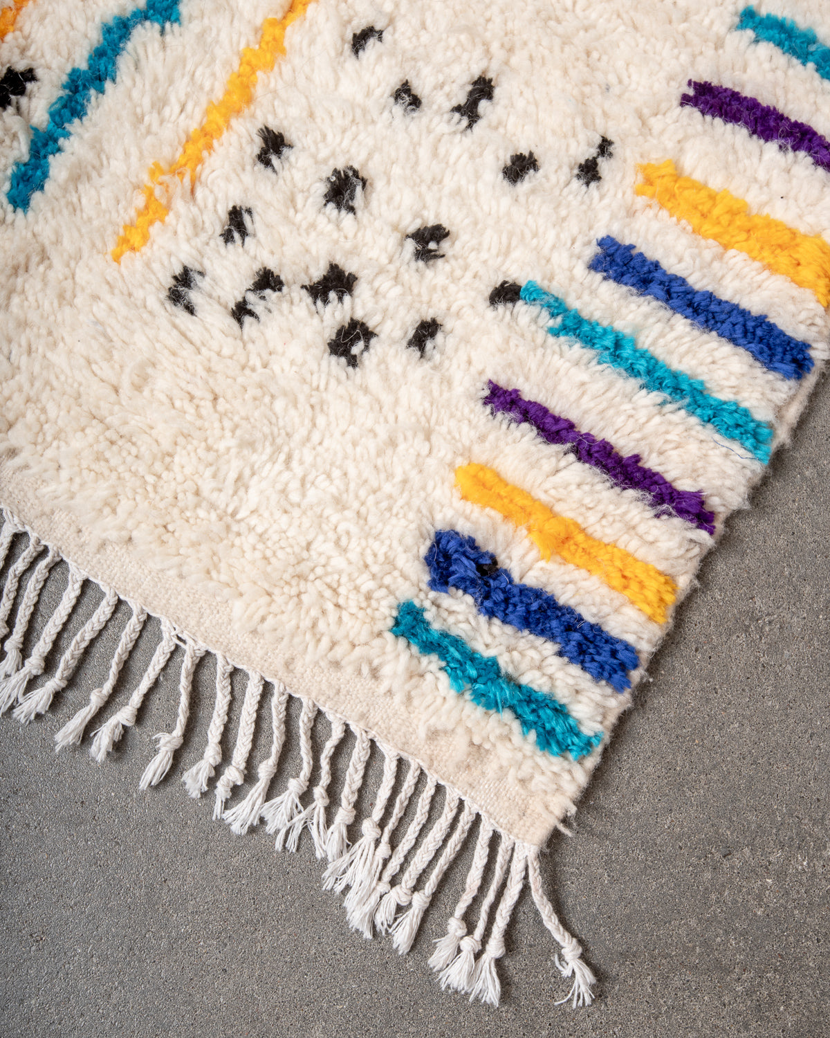 Modern designer handcrafted Berber rug from Morocco. Azilal rug with beautiful colors and patterns. Made of sheep’s wool and colourful cotton.
