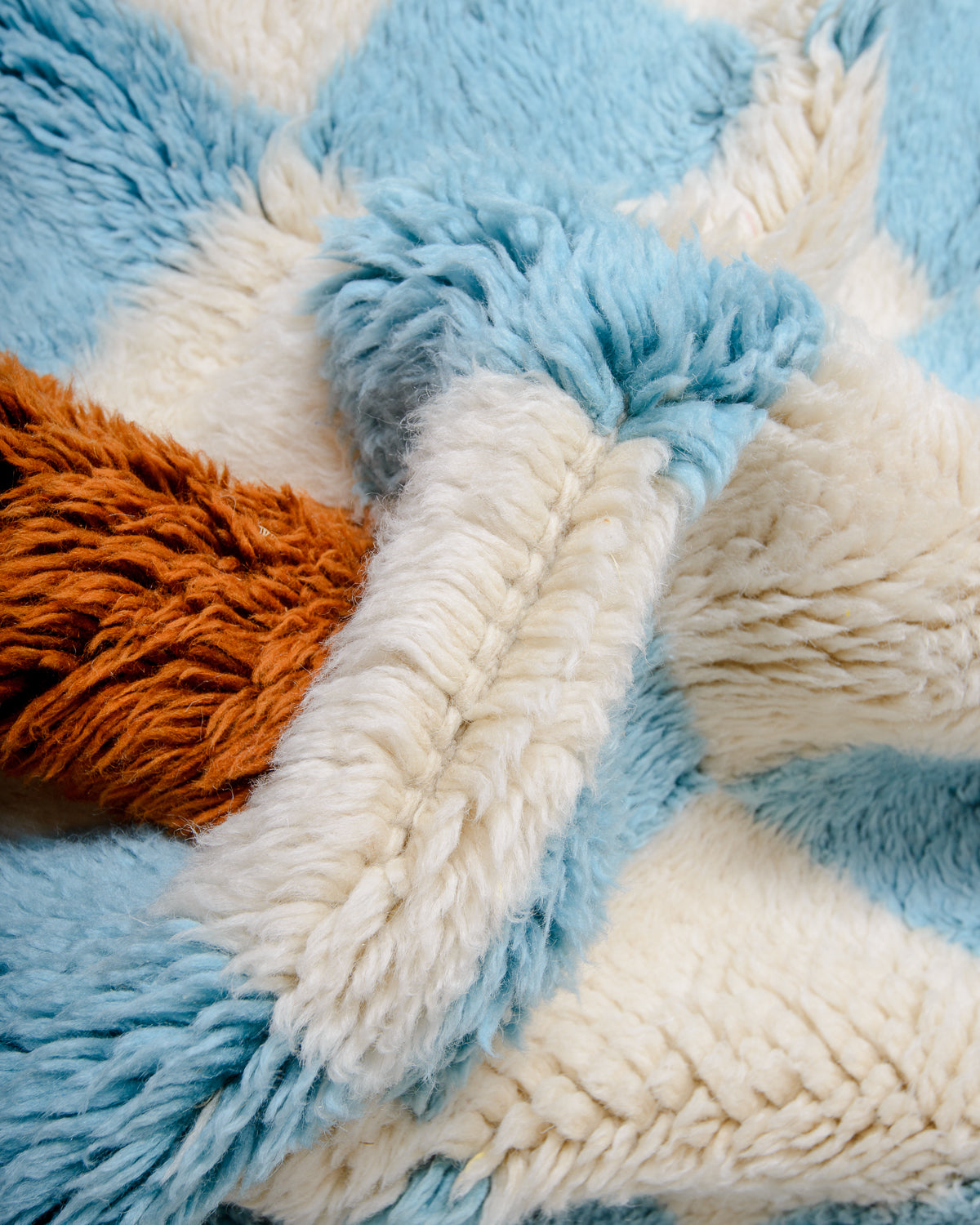 Fluffy wool of Beni M'rirt rug in cream, light blue and camel brown.