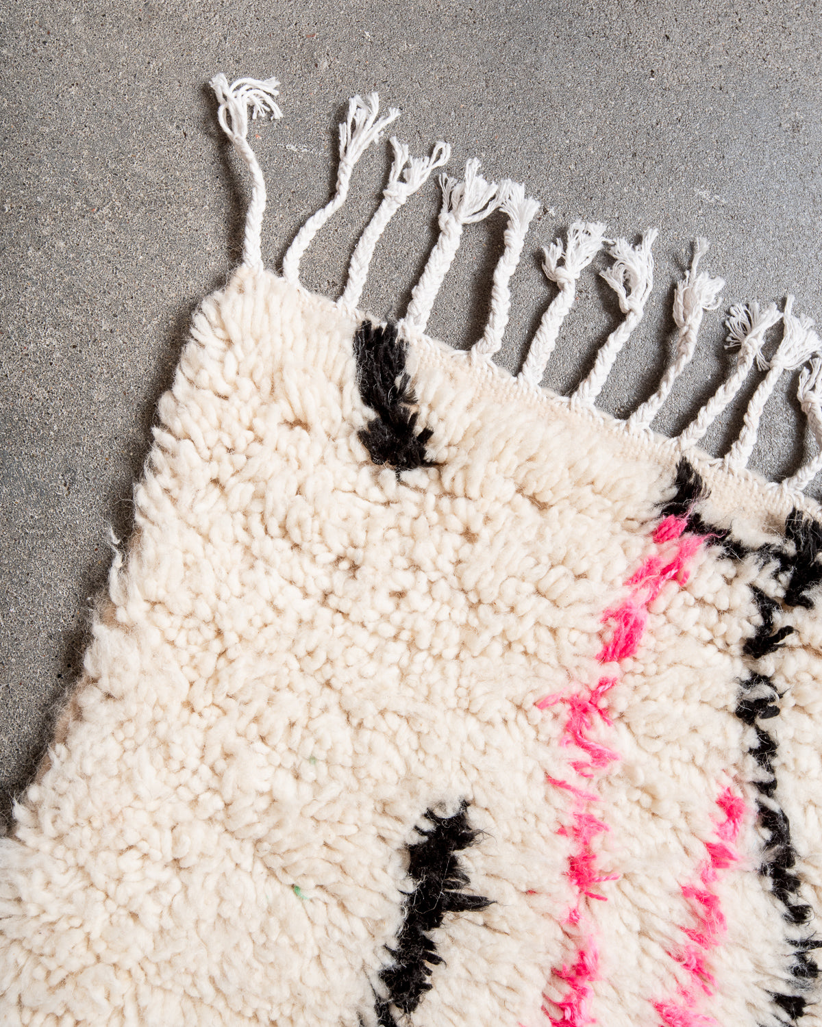 Modern designer handcrafted Berber rug from Morocco. Azilal rug with beautiful colors and patterns. Made of sheep’s wool and colourful cotton.