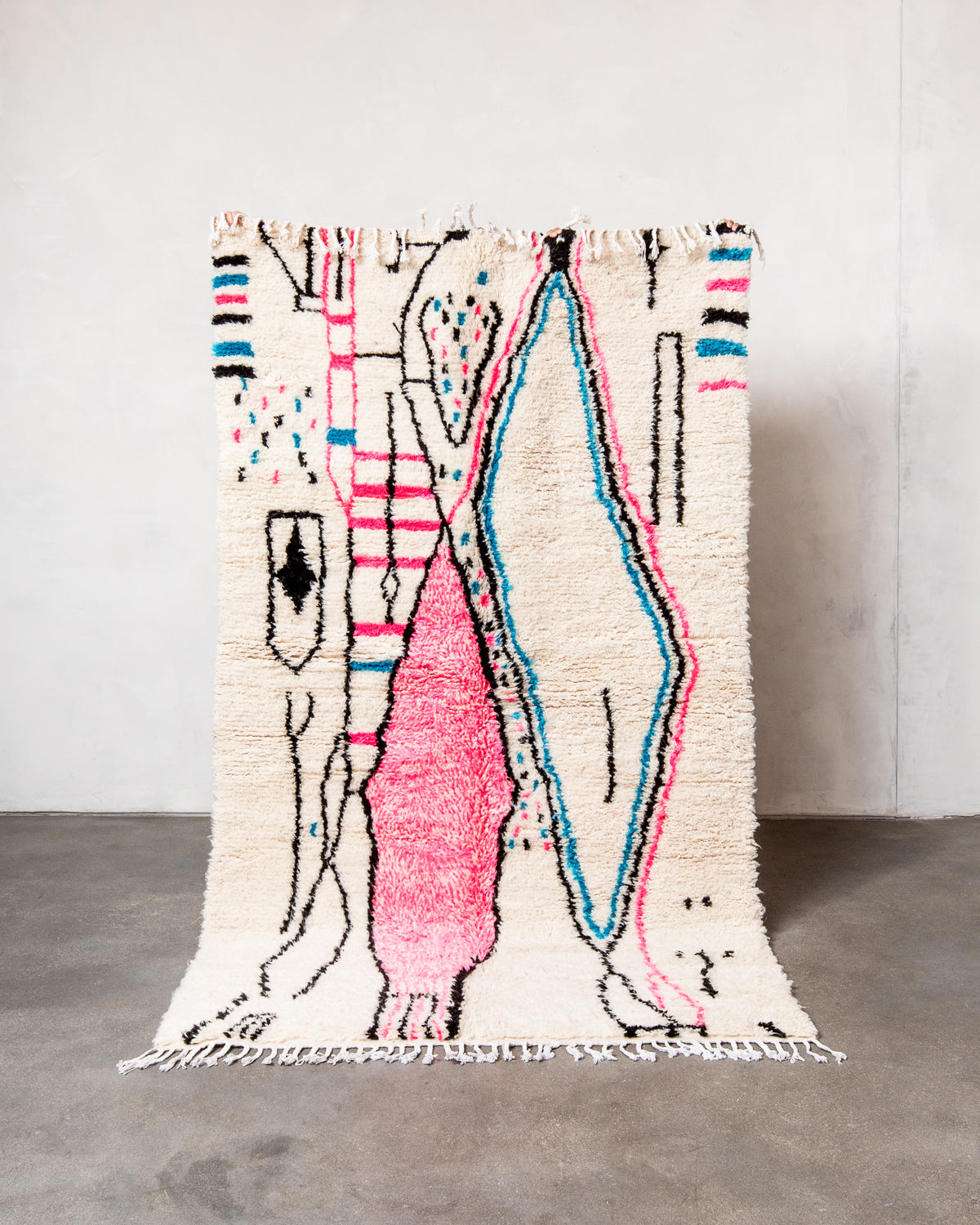 Modern designer handcrafted Berber rug from Morocco. Azilal rug with beautiful colors and patterns. Made of sheep’s wool and colourful cotton.