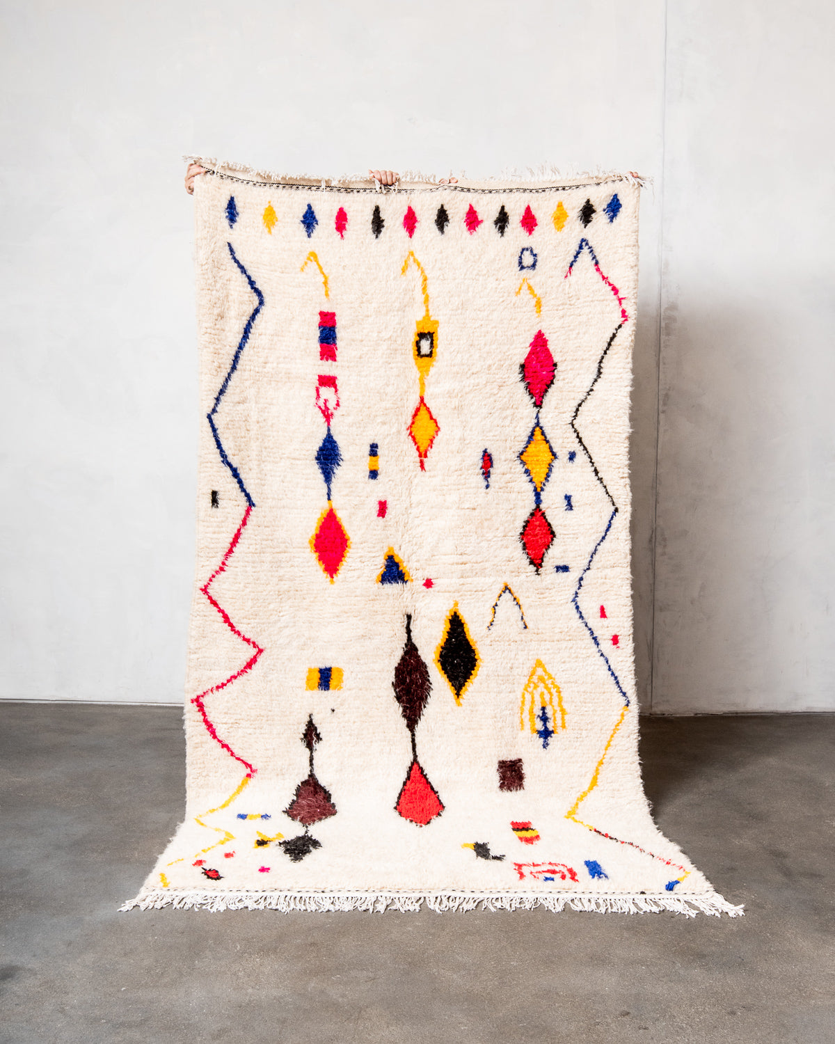 Modern designer handcrafted Berber rug from Morocco. Azilal rug with beautiful colors and patterns. Made of sheep’s wool and colourful cotton.