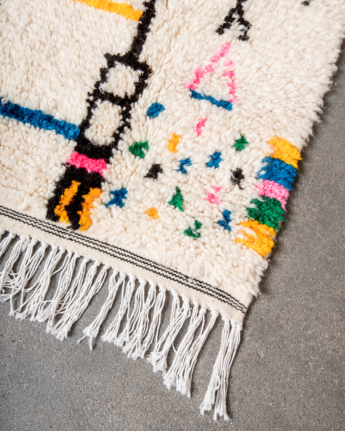 Modern designer handcrafted Berber rug from Morocco. Azilal rug with beautiful colors and patterns. Made of sheep’s wool and colourful cotton.