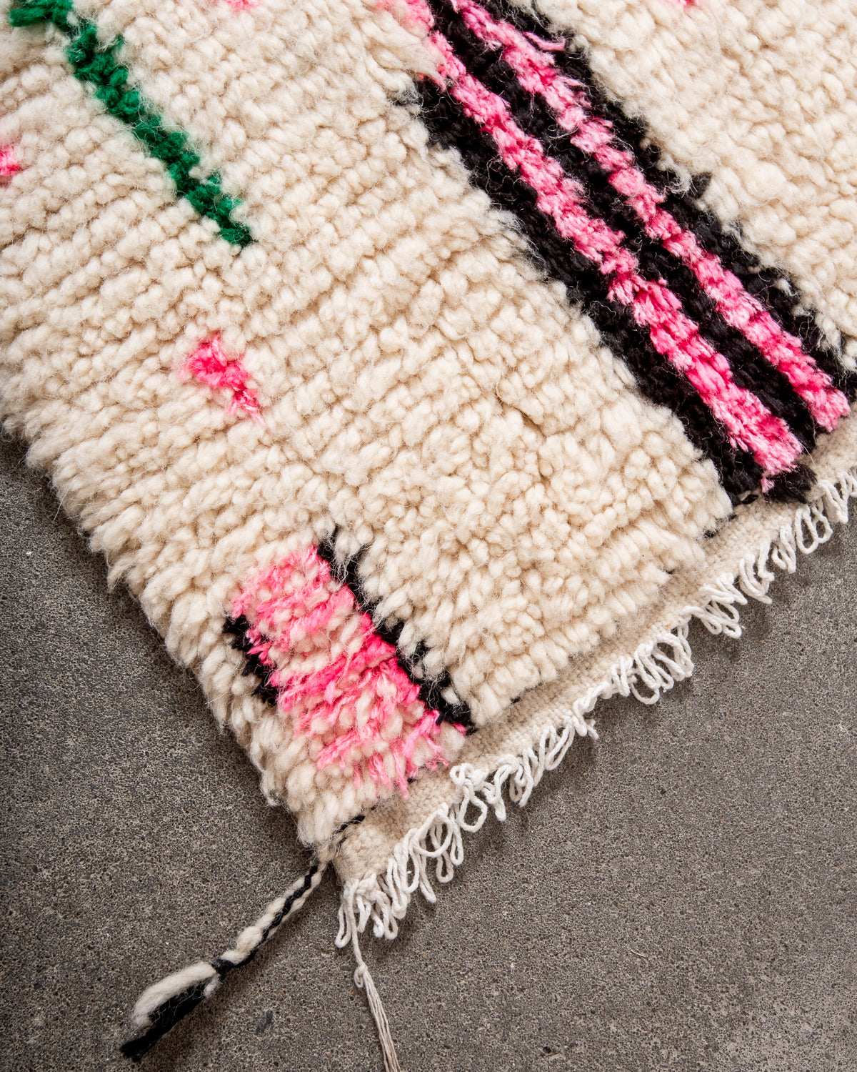 Modern designer handcrafted Berber rug from Morocco. Azilal rug with beautiful colors and patterns. Made of sheep’s wool and colourful cotton.
