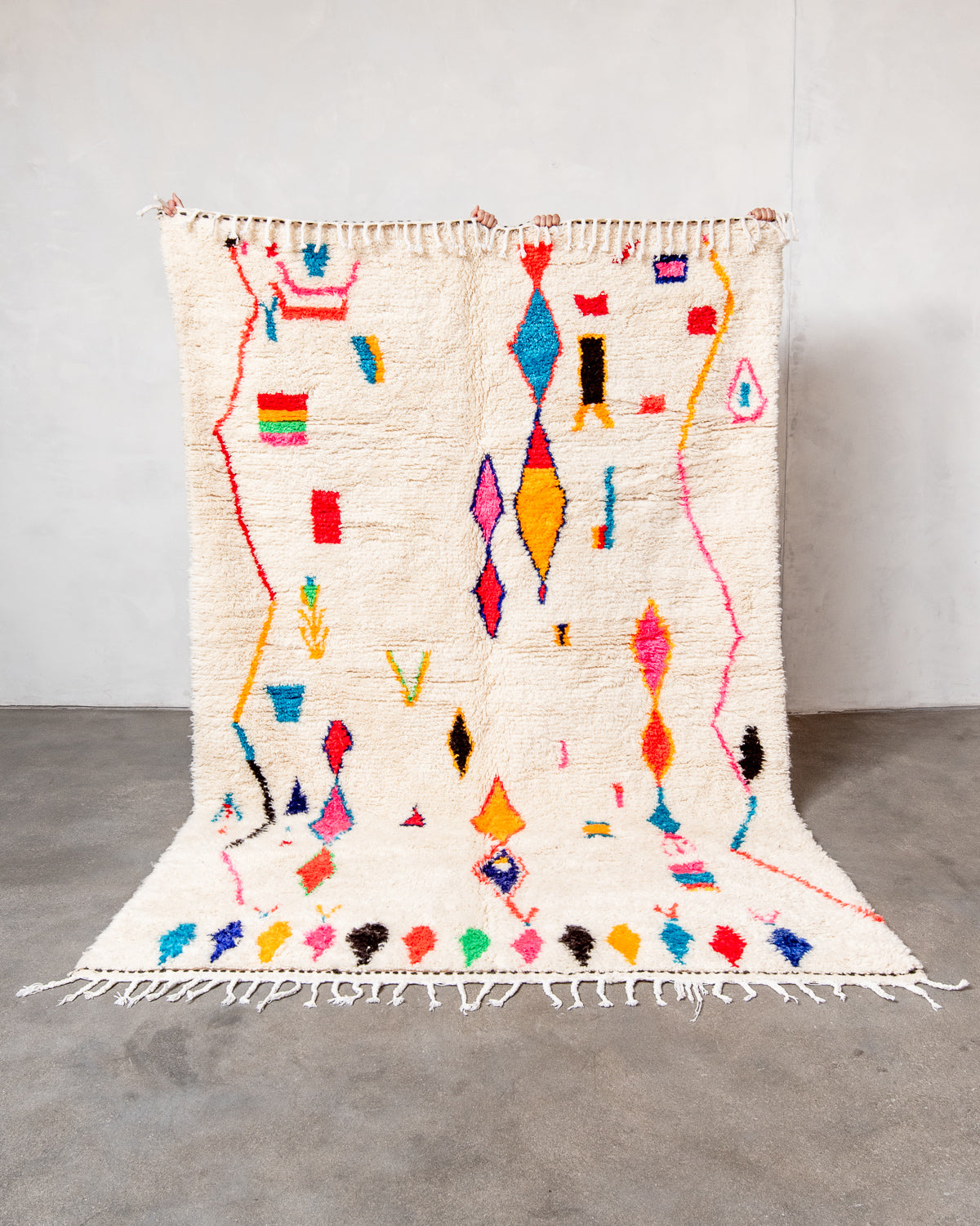 Modern designer handcrafted Berber rug from Morocco. Azilal rug with beautiful colors and patterns. Made of sheep’s wool and colourful cotton.