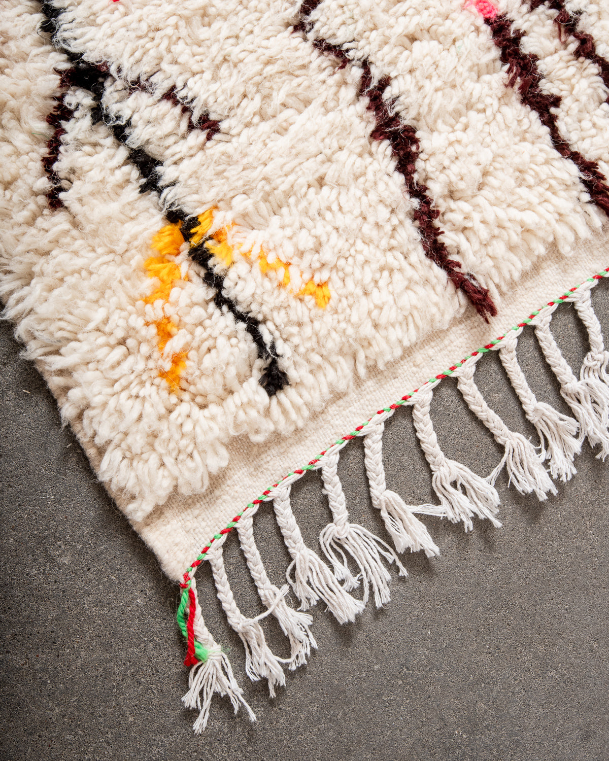 Modern designer handcrafted Berber rug from Morocco. Azilal rug with beautiful colors and patterns. Made of sheep’s wool and colourful cotton.