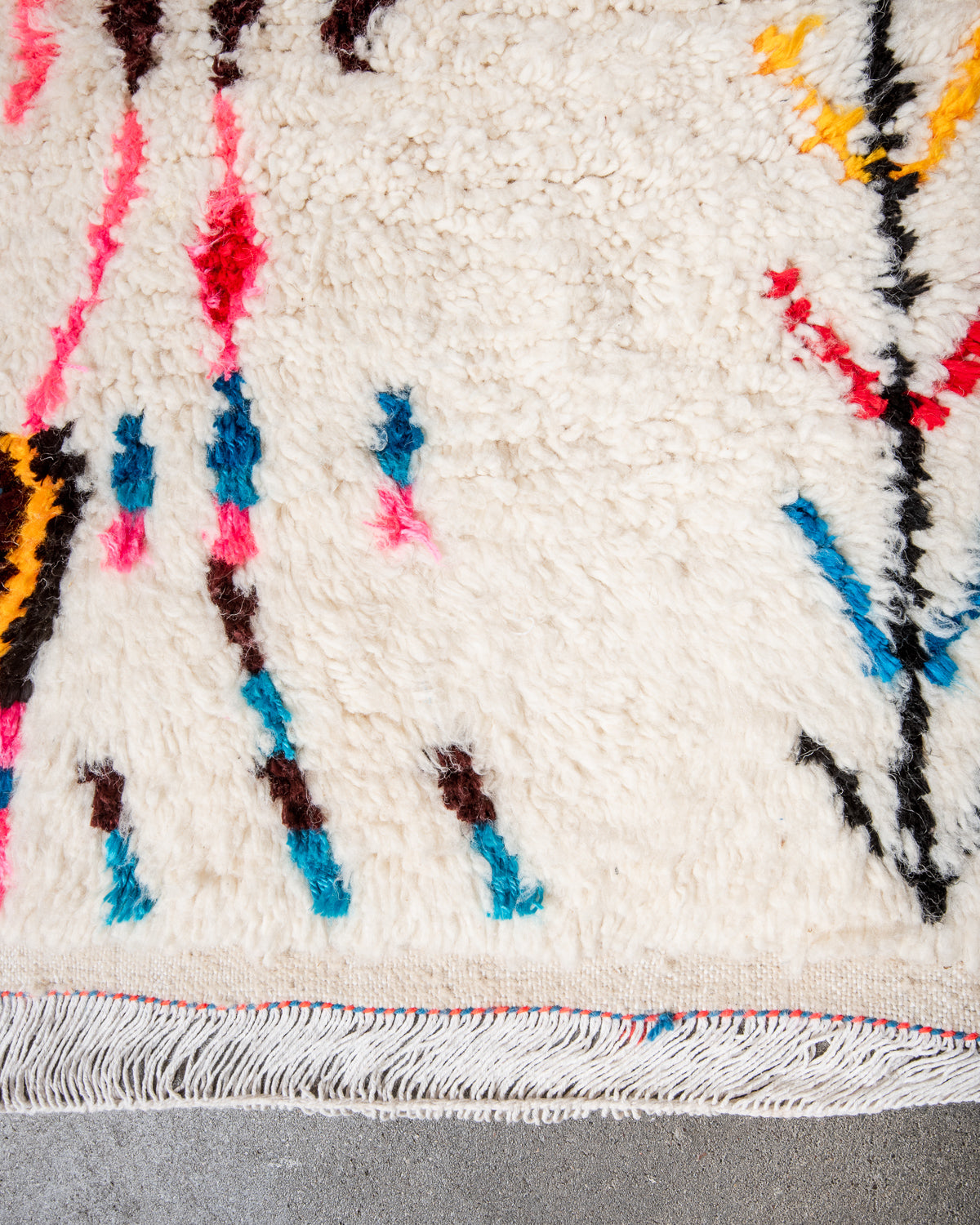 Modern designer handcrafted Berber rug from Morocco. Azilal rug with beautiful colors and patterns. Made of sheep’s wool and colourful cotton.