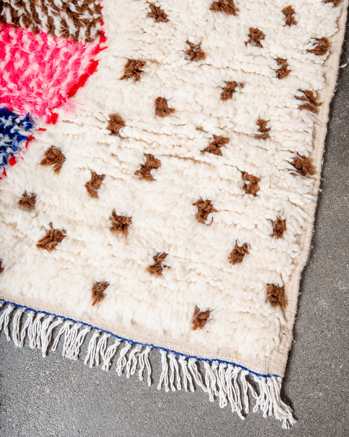 Modern designer handcrafted Berber rug from Morocco. Azilal rug with beautiful colors and patterns. Made of sheep’s wool and colourful cotton.