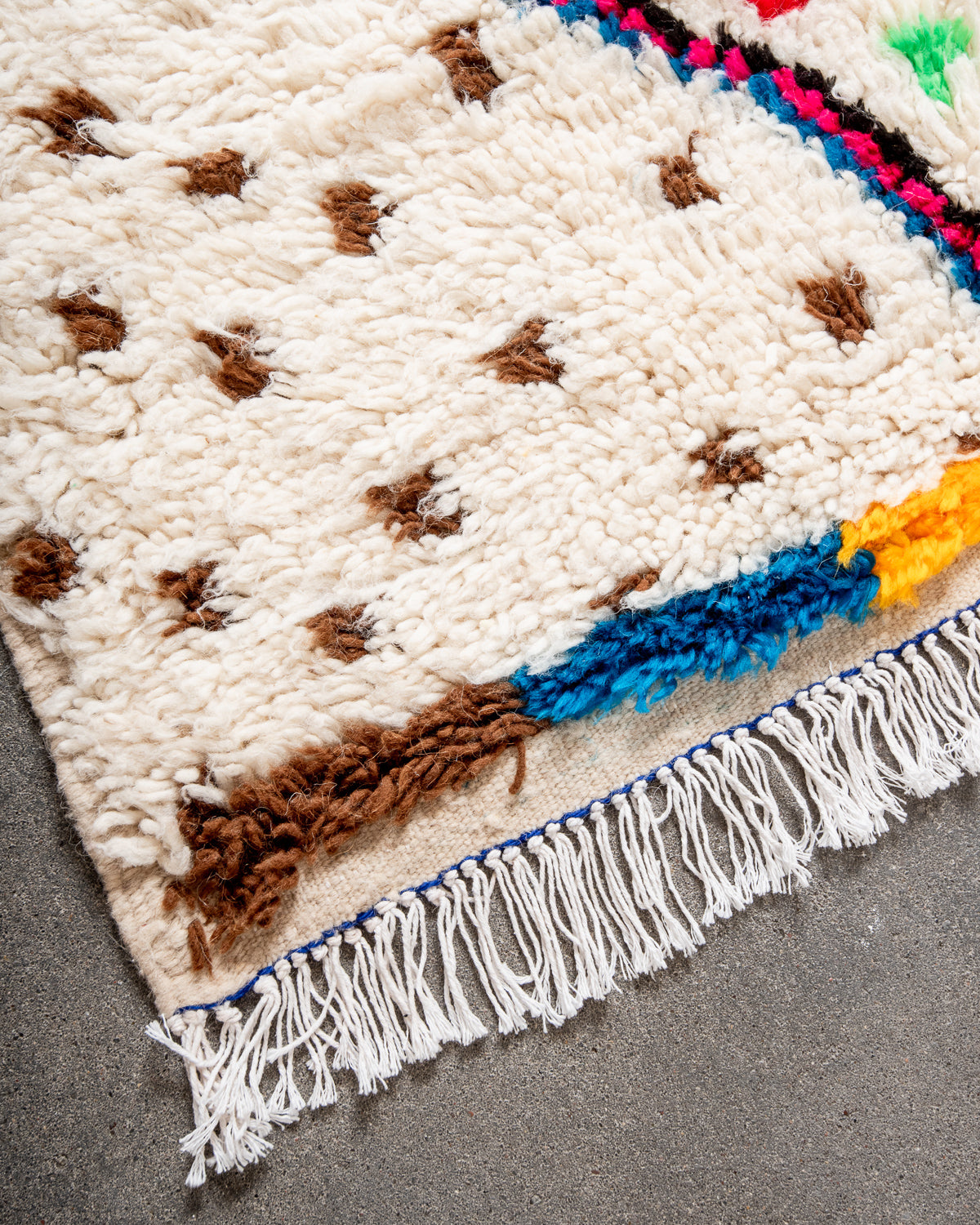 Modern designer handcrafted Berber rug from Morocco. Azilal rug with beautiful colors and patterns. Made of sheep’s wool and colourful cotton.