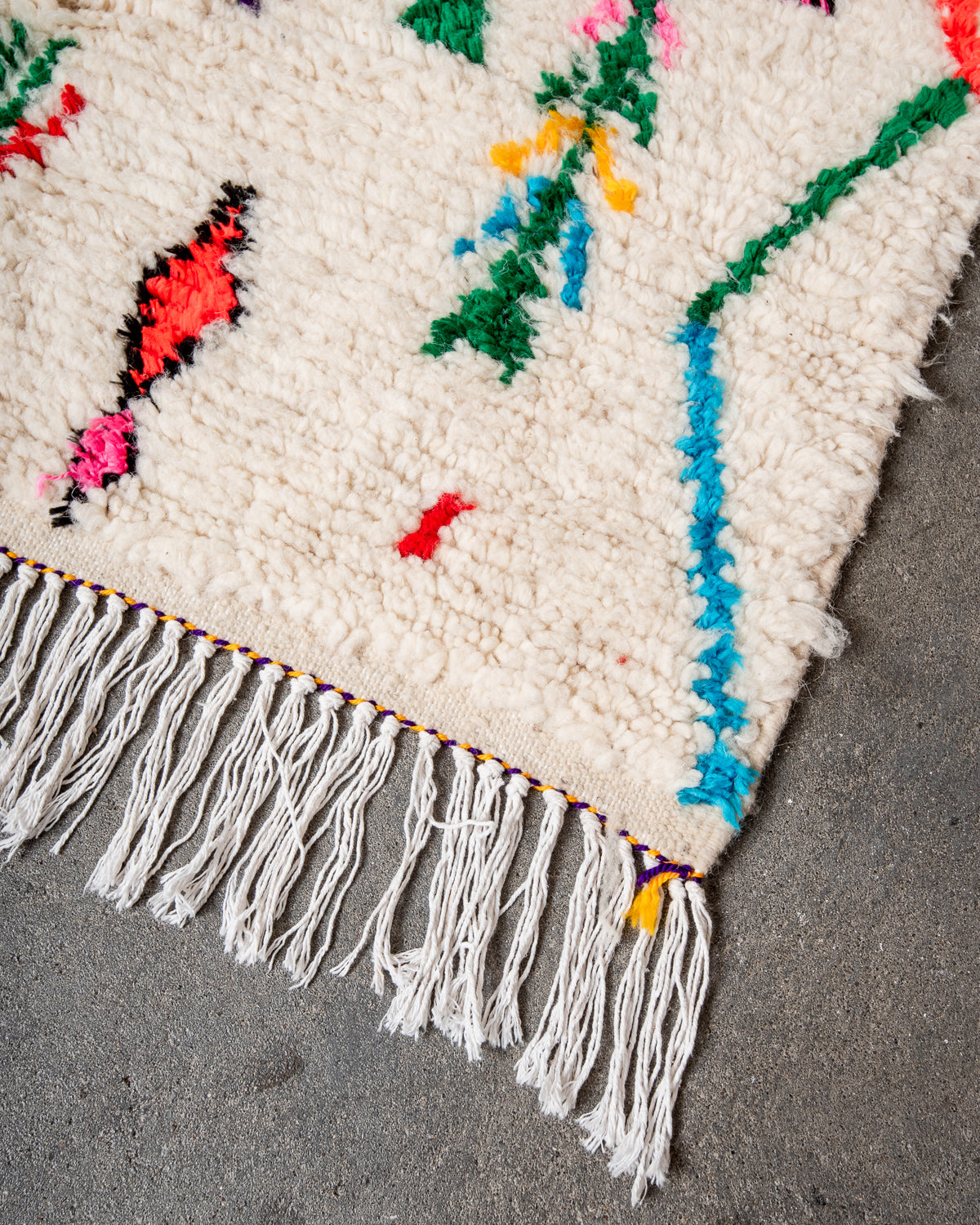 Modern designer handcrafted Berber rug from Morocco. Azilal rug with beautiful colors and patterns. Made of sheep’s wool and colourful cotton.