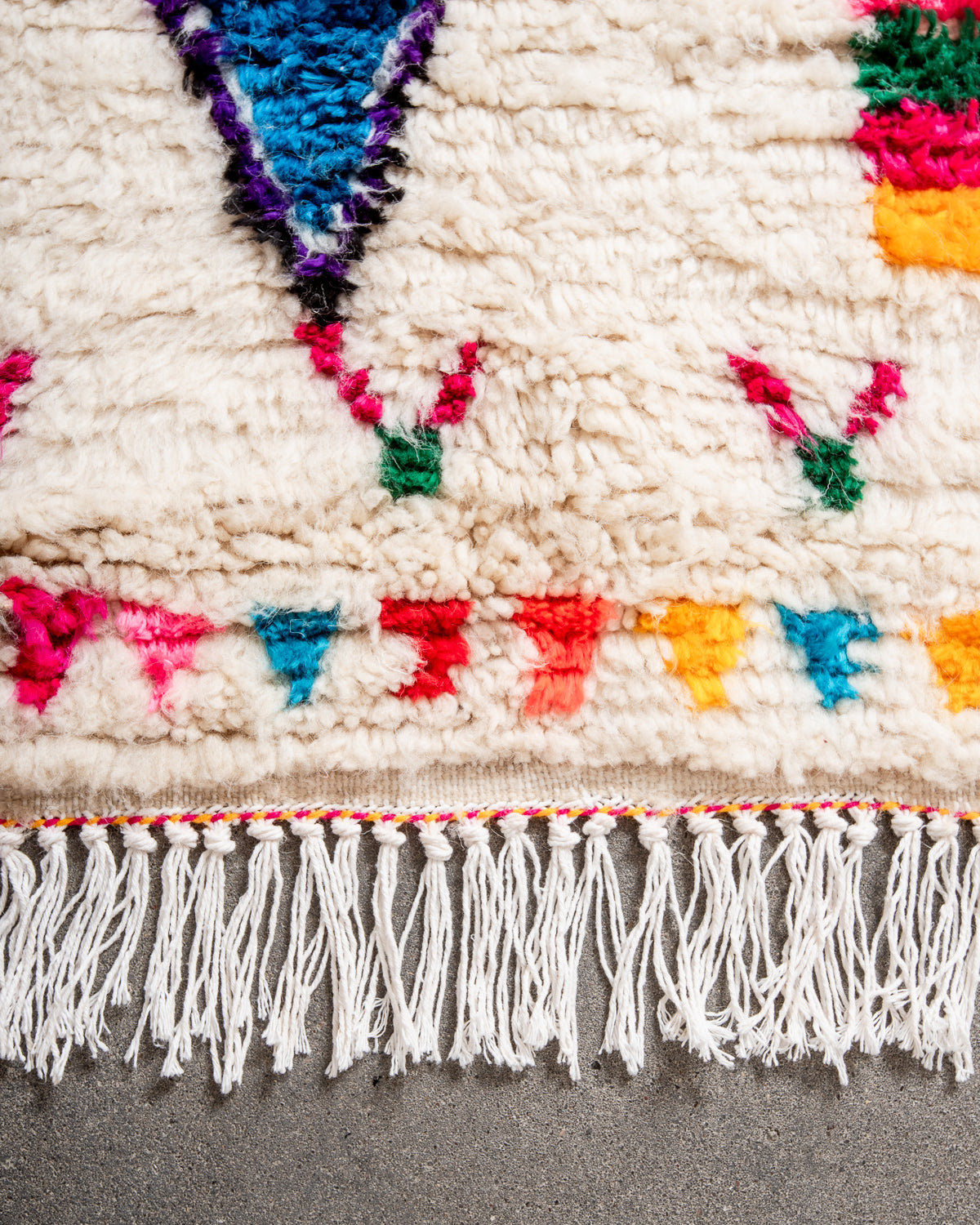 Modern designer handcrafted Berber rug from Morocco. Azilal rug with beautiful colors and patterns. Made of sheep’s wool and colourful cotton.