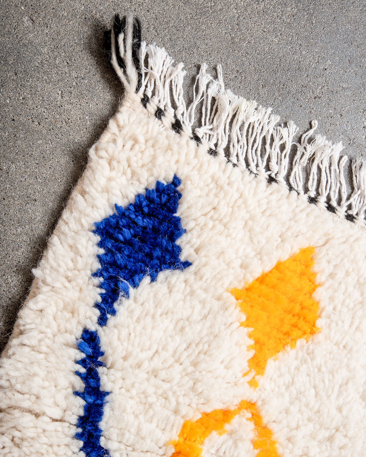 Modern designer handcrafted Berber rug from Morocco. Azilal rug with beautiful colors and patterns. Made of sheep’s wool and colourful cotton.