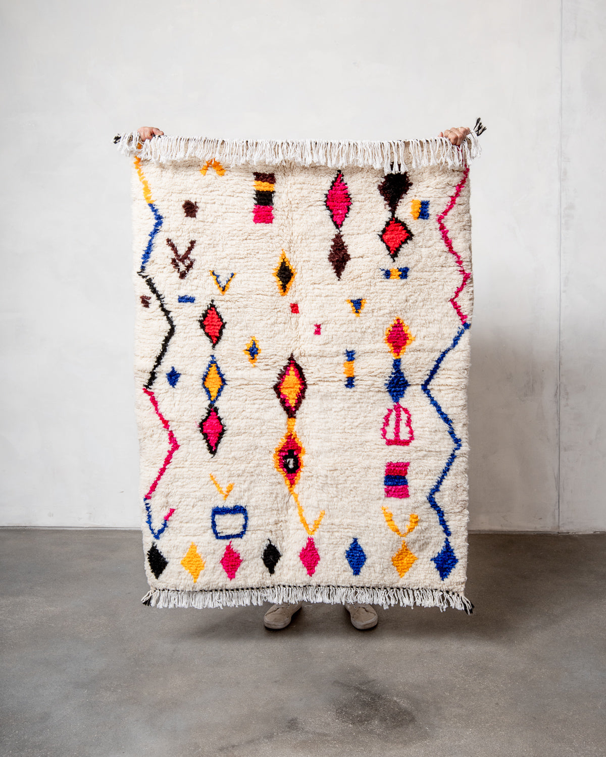 Modern designer handcrafted Berber rug from Morocco. Azilal rug with beautiful colors and patterns. Made of sheep’s wool and colourful cotton.