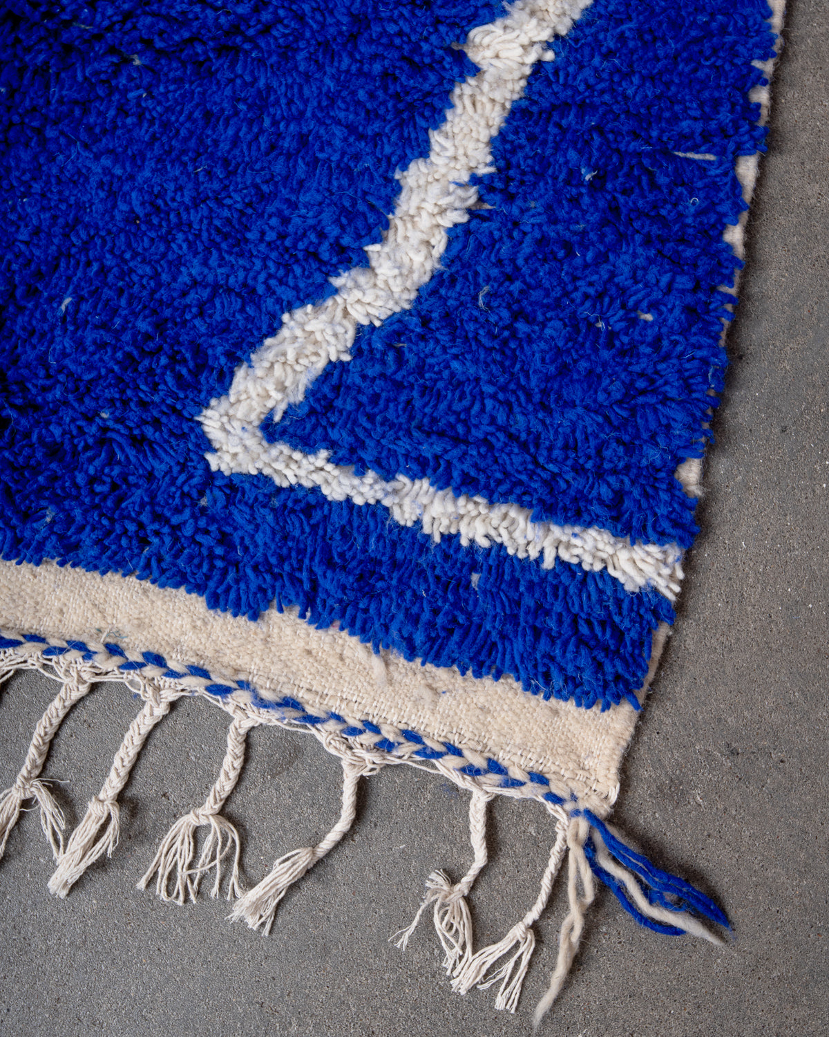 Modern designer handcrafted Berber rug from Morocco. Azilal rug with beautiful colors and patterns. Made of sheep’s wool and colourful cotton.