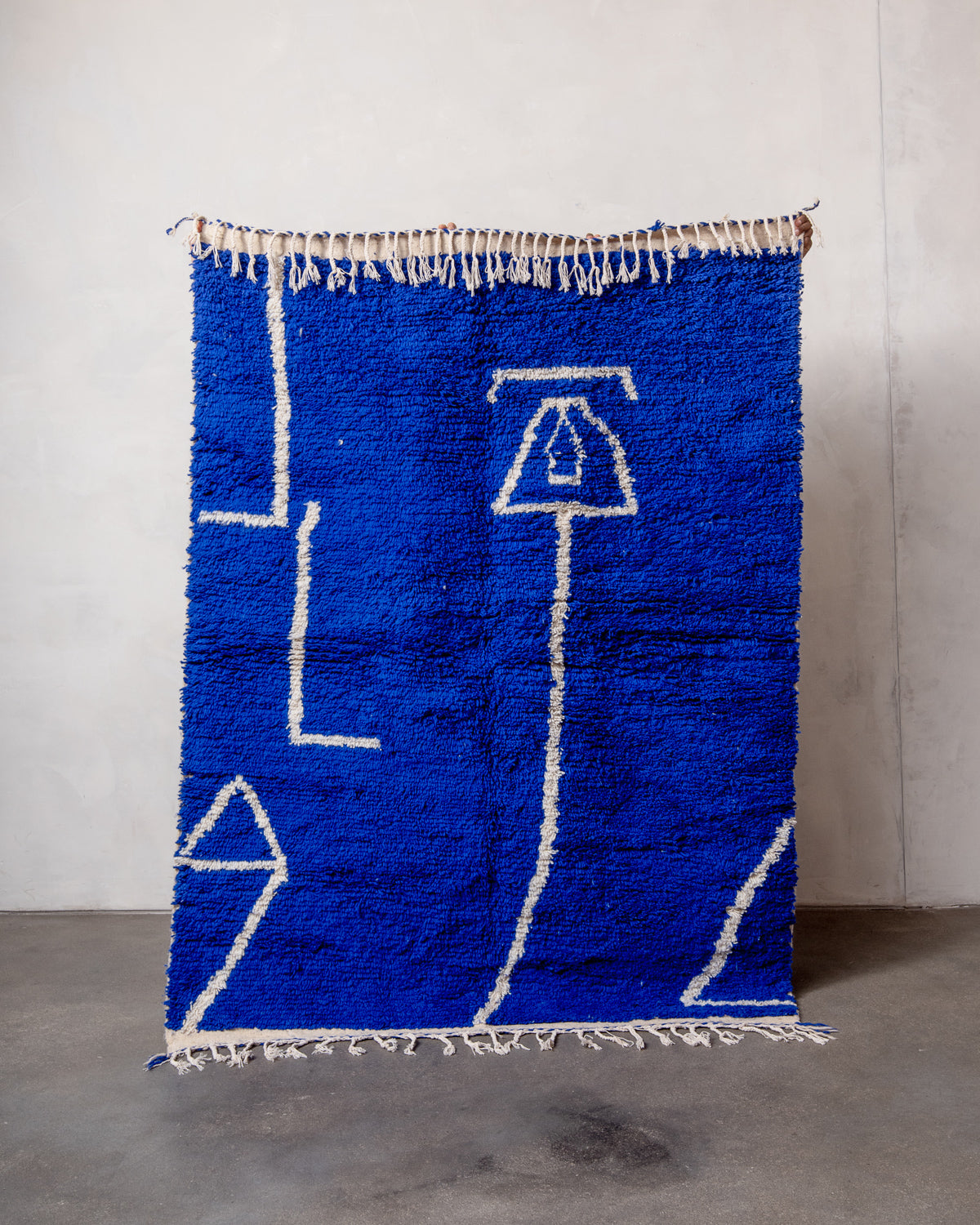 Modern designer handcrafted Berber rug from Morocco. Azilal rug with beautiful colors and patterns. Made of sheep’s wool and colourful cotton.