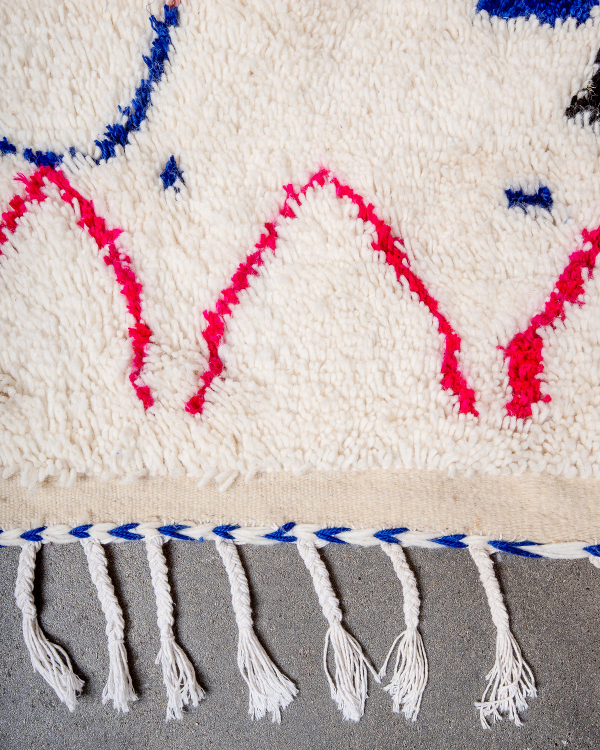 Modern designer handcrafted Berber rug from Morocco. Azilal rug with beautiful colors and patterns. Made of sheep’s wool and colourful cotton.