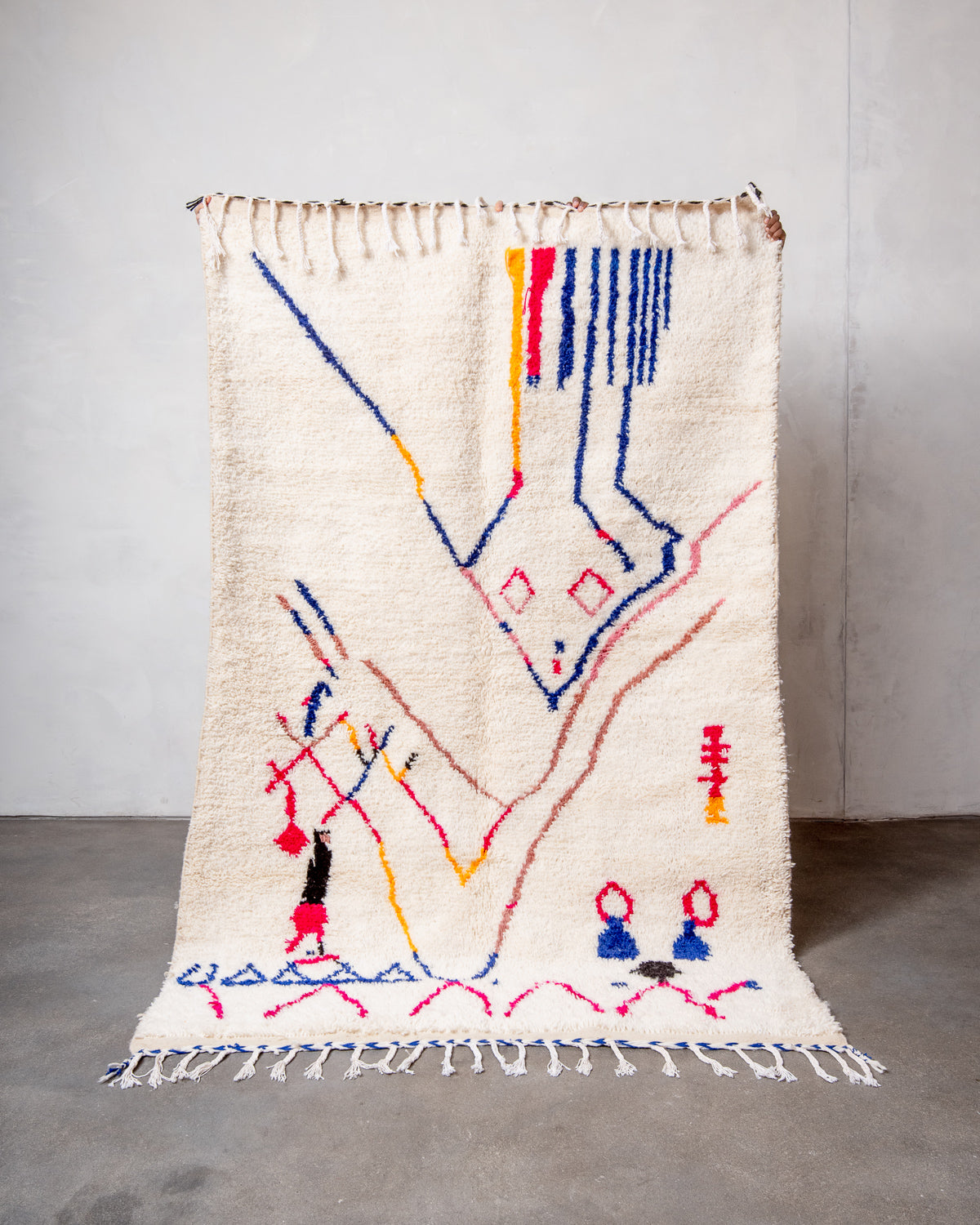 Modern designer handcrafted Berber rug from Morocco. Azilal rug with beautiful colors and patterns. Made of sheep’s wool and colourful cotton.