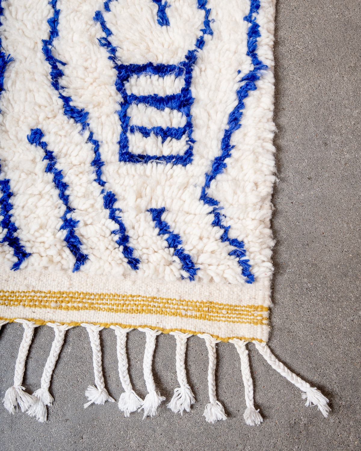 Modern designer handcrafted Berber rug from Morocco. Azilal rug with beautiful colors and patterns. Made of sheep’s wool and colourful cotton.