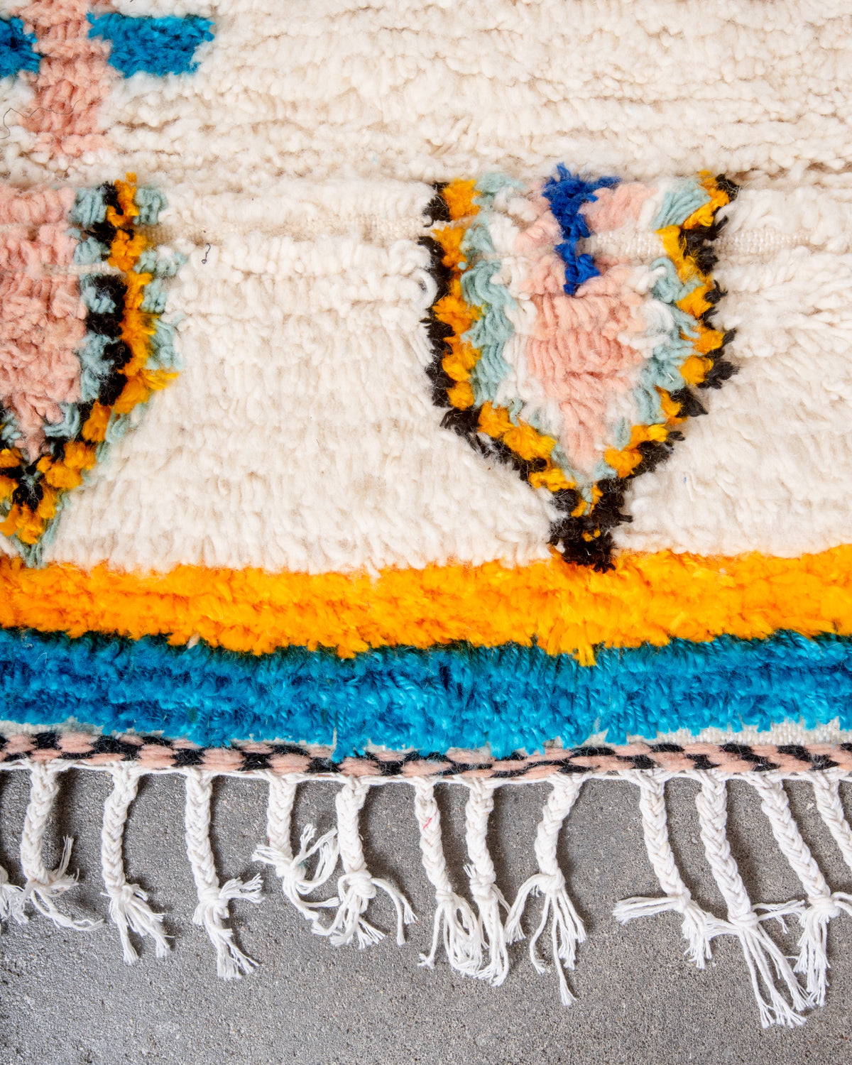 Modern designer handcrafted Berber rug from Morocco. Azilal rug with beautiful colors and patterns. Made of sheep’s wool and colourful cotton.