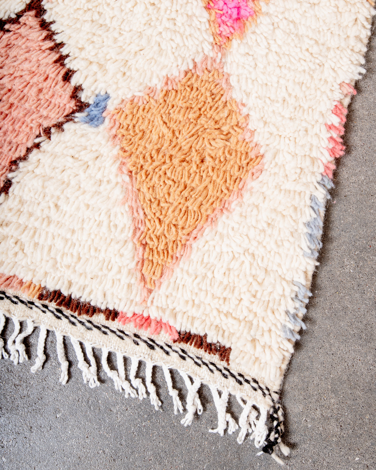Modern designer handcrafted Berber rug from Morocco. Azilal rug with beautiful colors and patterns. Made of sheep’s wool and colourful cotton.