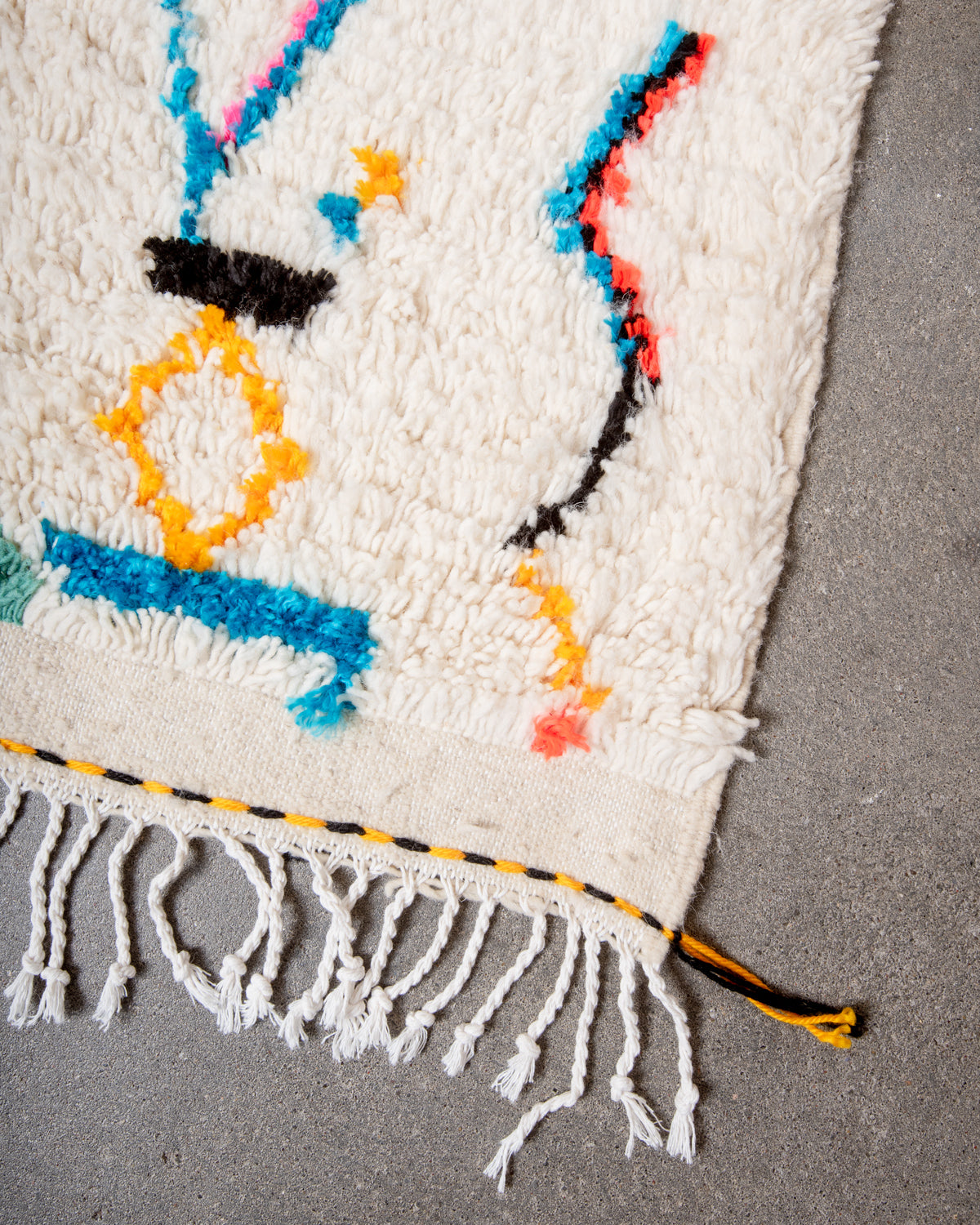 Modern designer handcrafted Berber rug from Morocco. Azilal rug with beautiful colors and patterns. Made of sheep’s wool and colourful cotton.