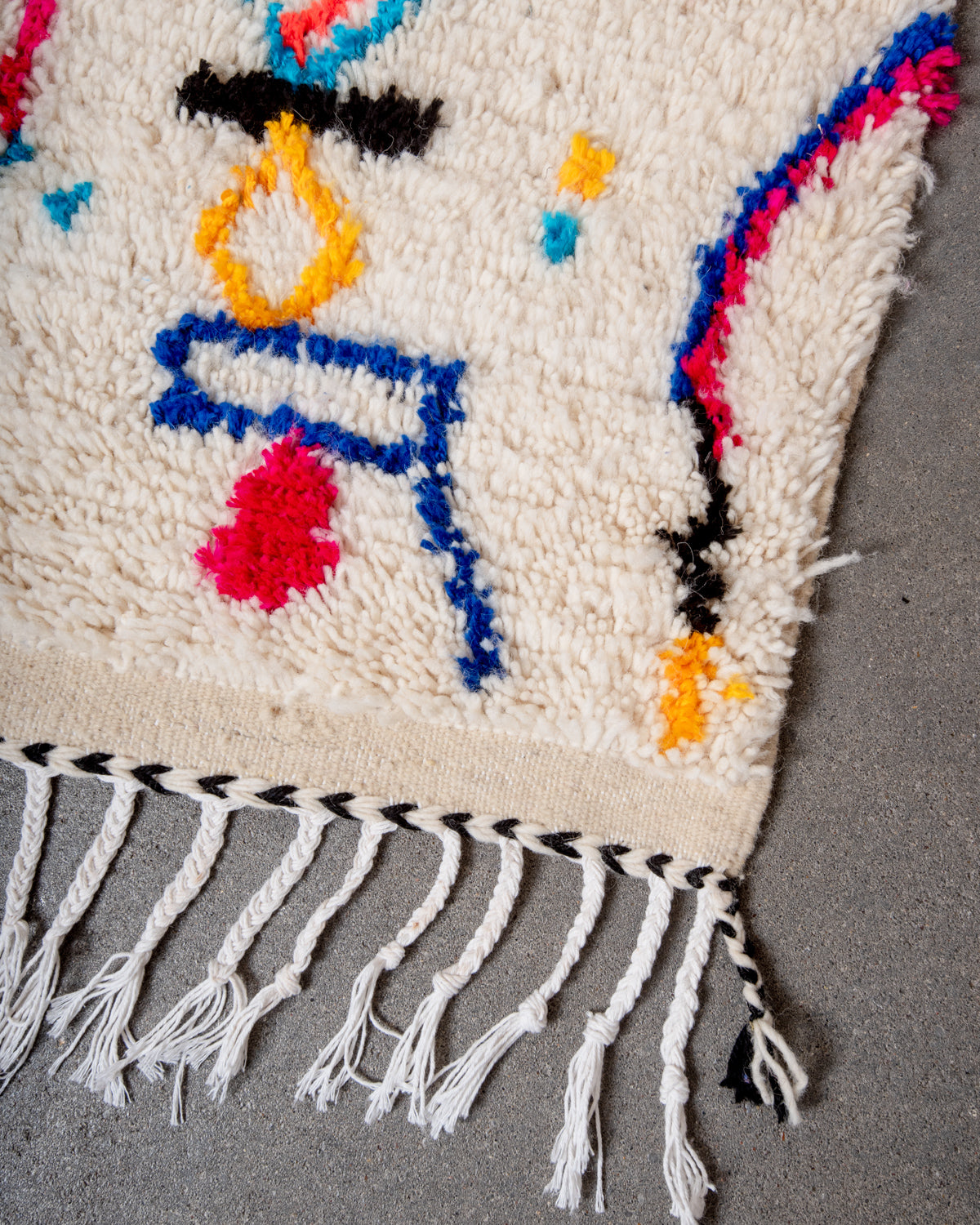 Modern designer handcrafted Berber rug from Morocco. Azilal rug with beautiful colors and patterns. Made of sheep’s wool and colourful cotton.