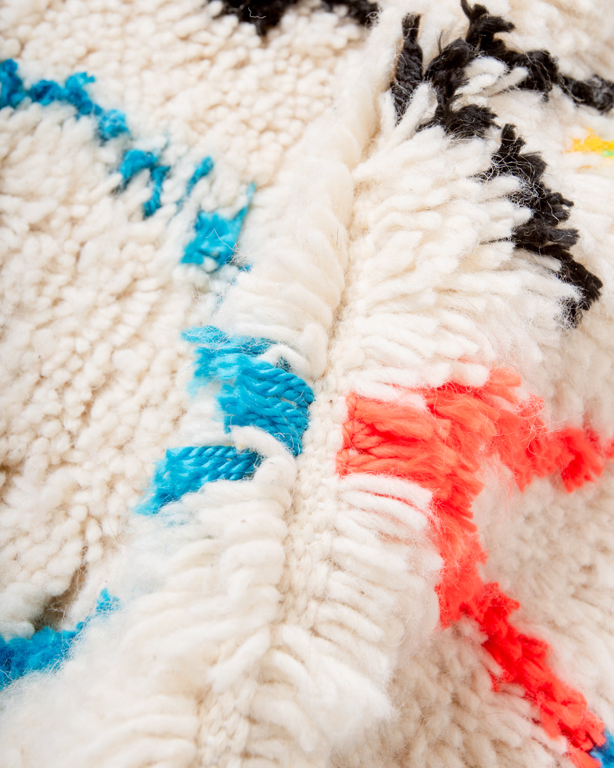 Modern designer handcrafted Berber rug from Morocco. Azilal rug with beautiful colors and patterns. Made of sheep’s wool and colourful cotton.