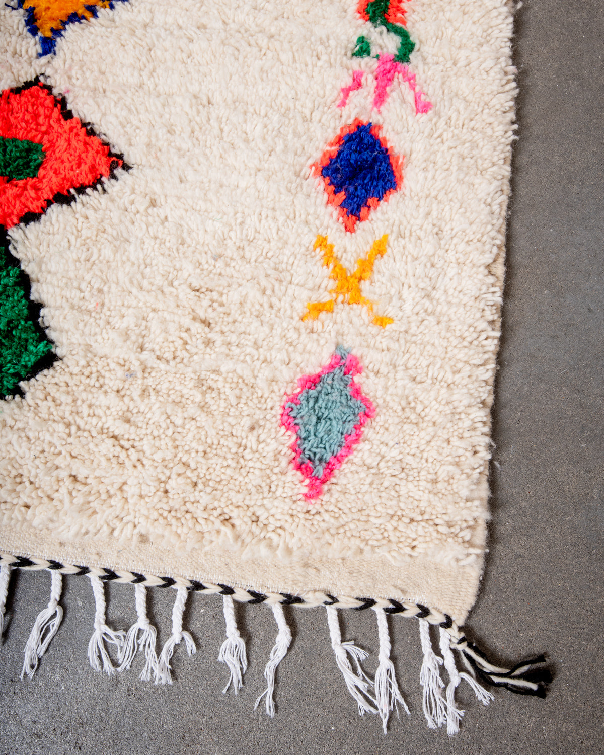 Modern designer handcrafted Berber rug from Morocco. Azilal rug with beautiful colors and patterns. Made of sheep’s wool and colourful cotton.