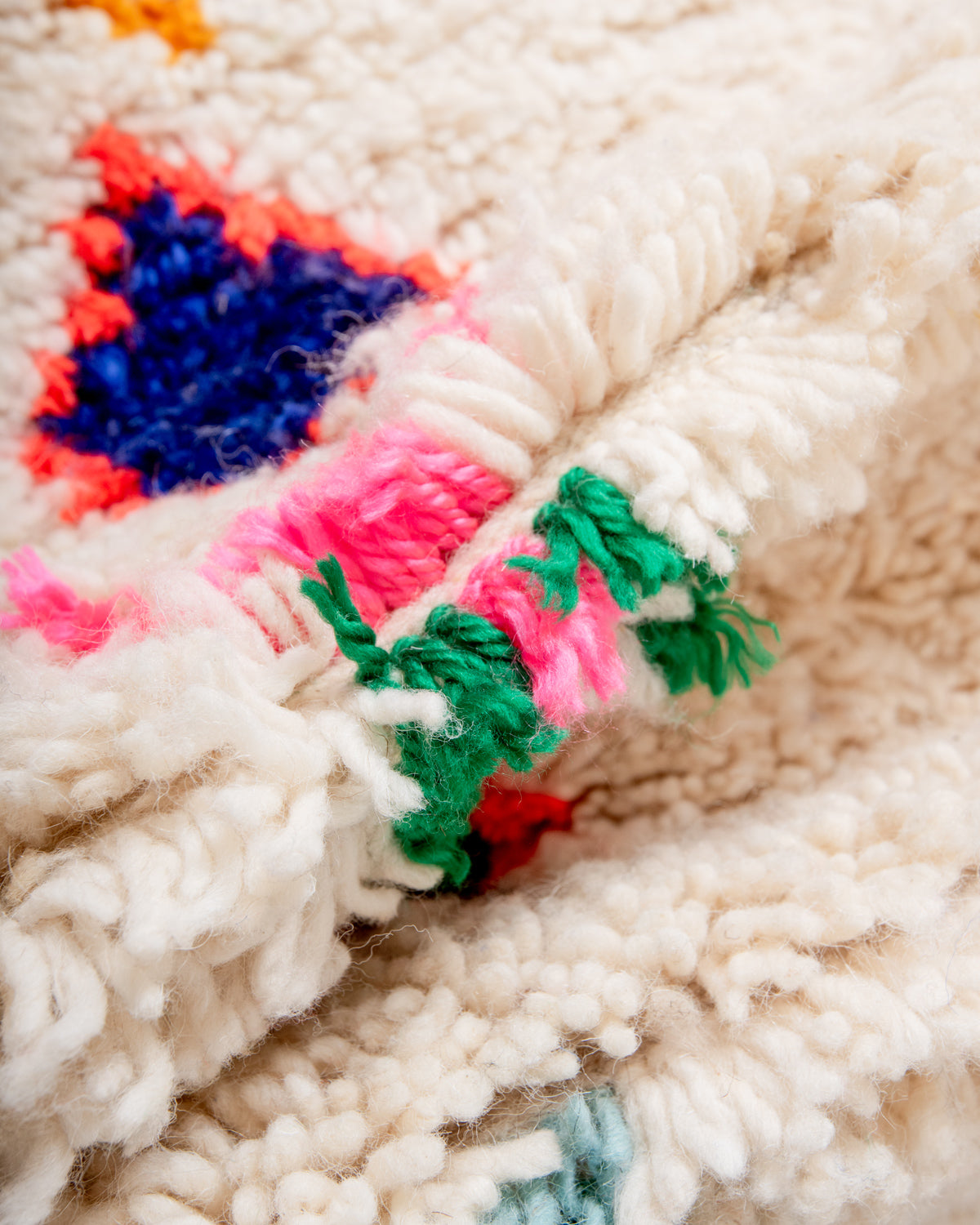 Modern designer handcrafted Berber rug from Morocco. Azilal rug with beautiful colors and patterns. Made of sheep’s wool and colourful cotton.