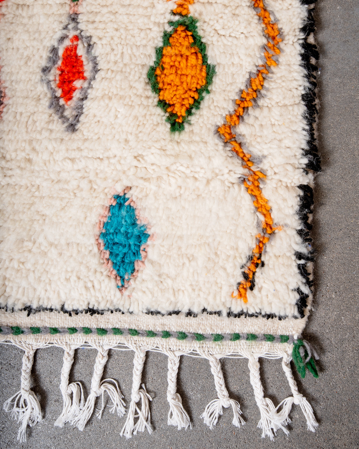 Modern designer handcrafted Berber rug from Morocco. Azilal rug with beautiful colors and patterns. Made of sheep’s wool and colourful cotton.