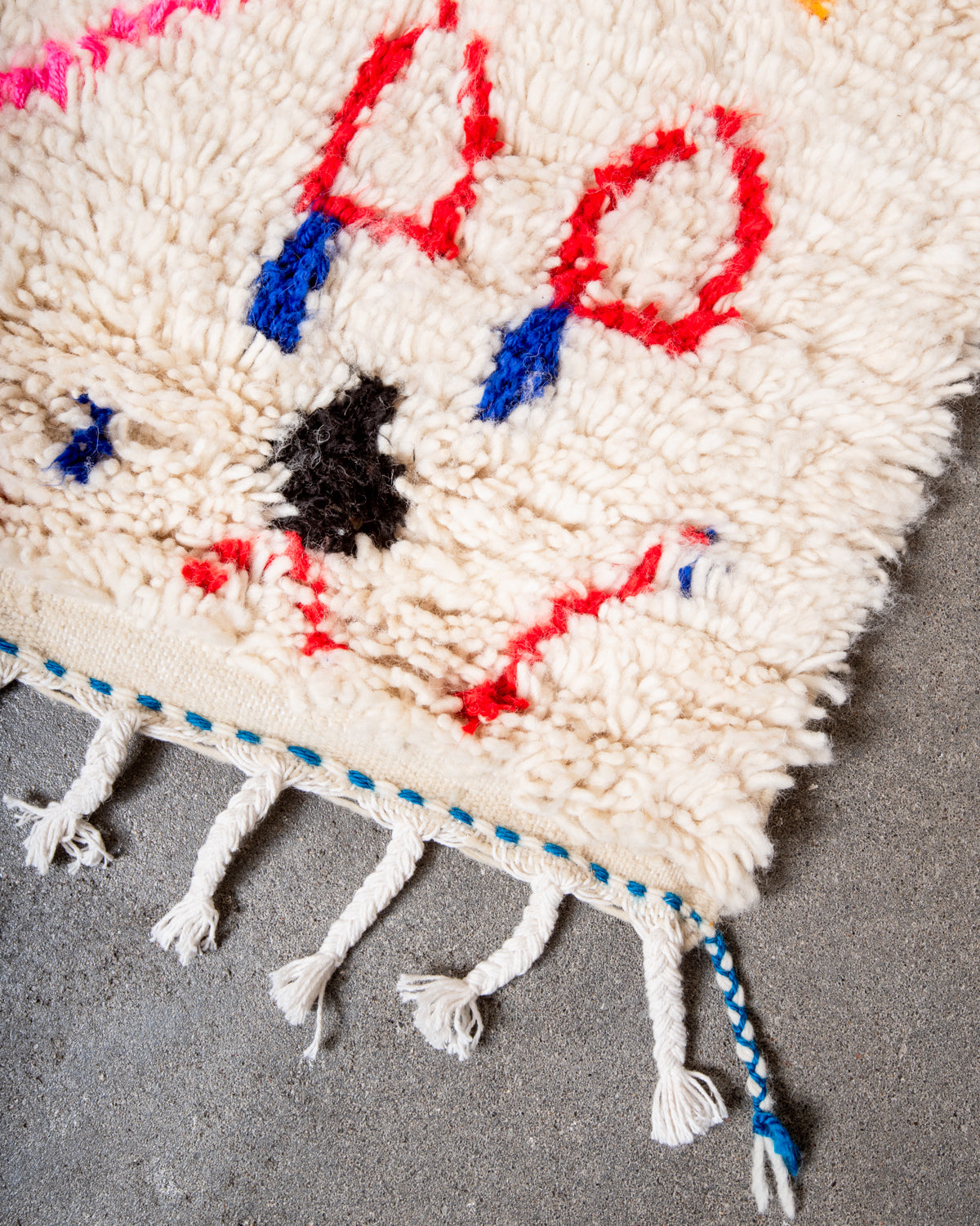 Modern designer handcrafted Berber rug from Morocco. Azilal rug with beautiful colors and patterns. Made of sheep’s wool and colourful cotton.