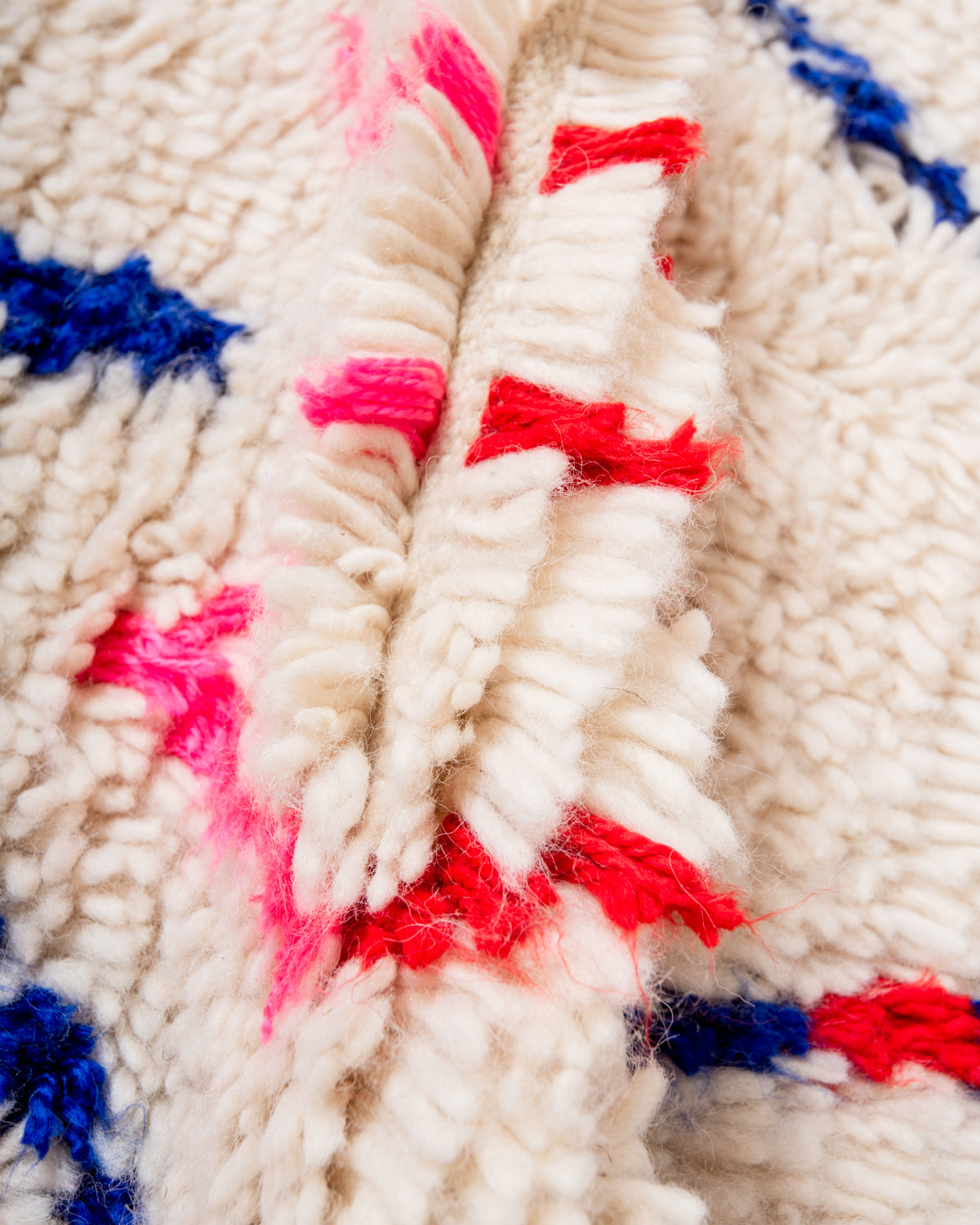 Modern designer handcrafted Berber rug from Morocco. Azilal rug with beautiful colors and patterns. Made of sheep’s wool and colourful cotton.