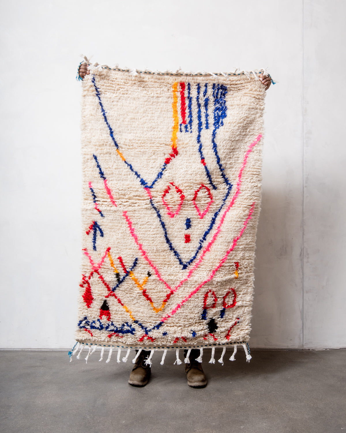 Modern designer handcrafted Berber rug from Morocco. Azilal rug with beautiful colors and patterns. Made of sheep’s wool and colourful cotton.