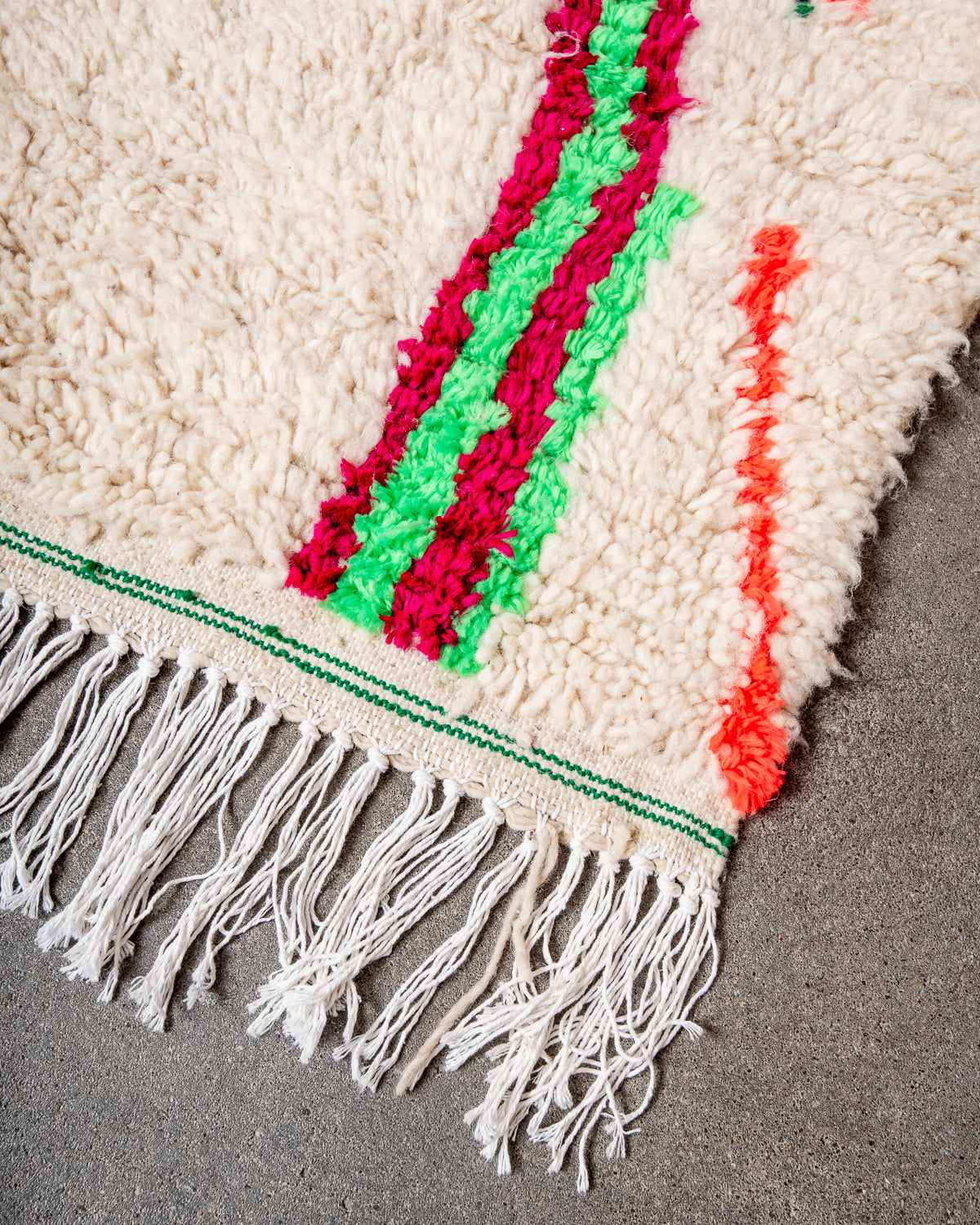 Modern designer handcrafted Berber rug from Morocco. Azilal rug with beautiful colors and patterns. Made of sheep’s wool and colourful cotton.
