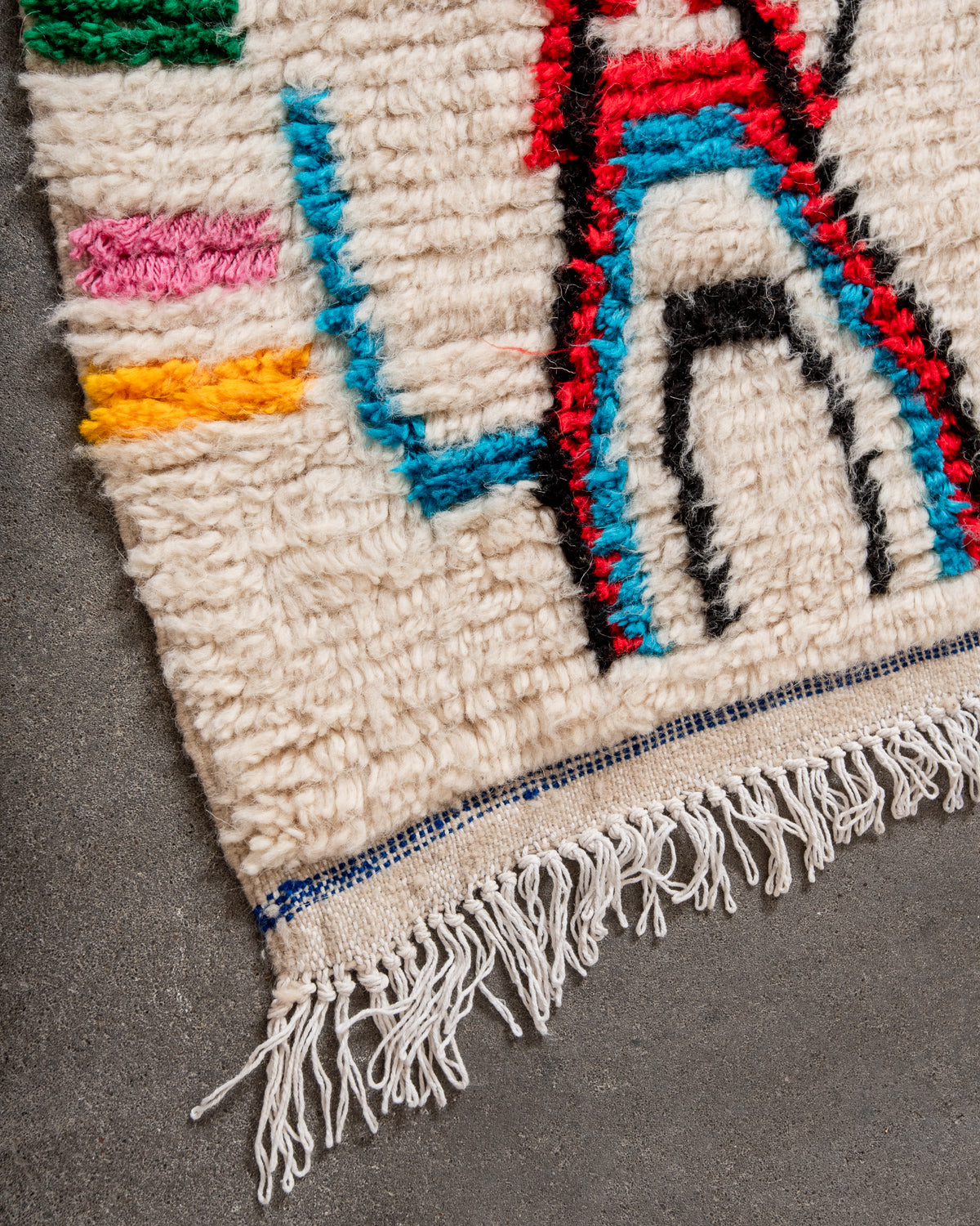 Modern designer handcrafted Berber rug from Morocco. Azilal rug with beautiful colors and patterns. Made of sheep’s wool and colourful cotton.