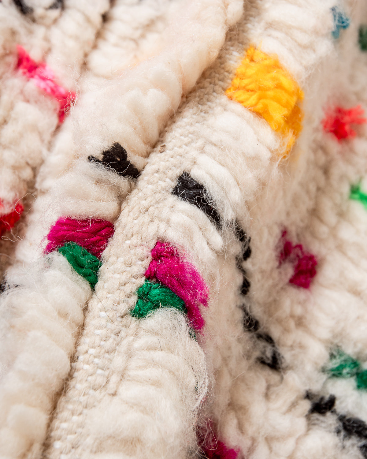 Modern designer handcrafted Berber rug from Morocco. Azilal rug with beautiful colors and patterns. Made of sheep’s wool and colourful cotton.