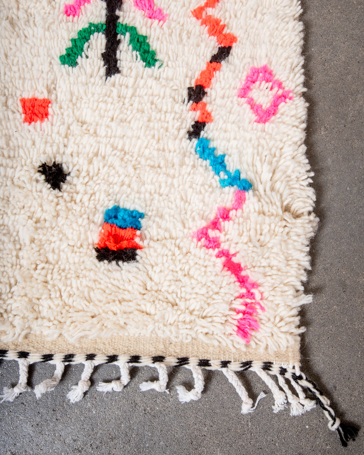 Modern designer handcrafted Berber rug from Morocco. Azilal rug with beautiful colors and patterns. Made of sheep’s wool and colourful cotton.