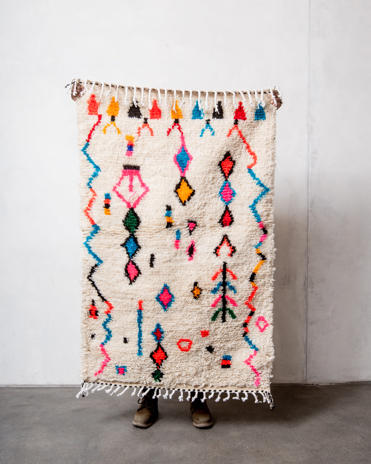 Modern designer handcrafted Berber rug from Morocco. Azilal rug with beautiful colors and patterns. Made of sheep’s wool and colourful cotton.