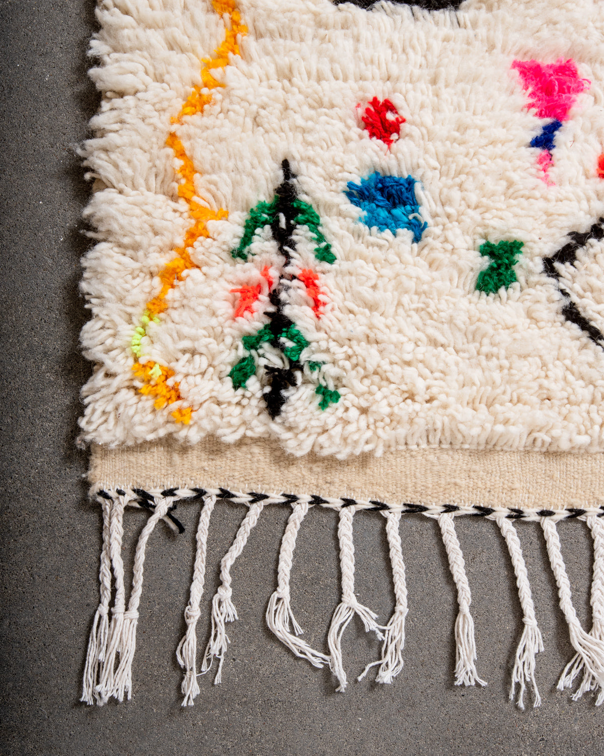 Modern designer handcrafted Berber rug from Morocco. Azilal rug with beautiful colors and patterns. Made of sheep’s wool and colourful cotton.