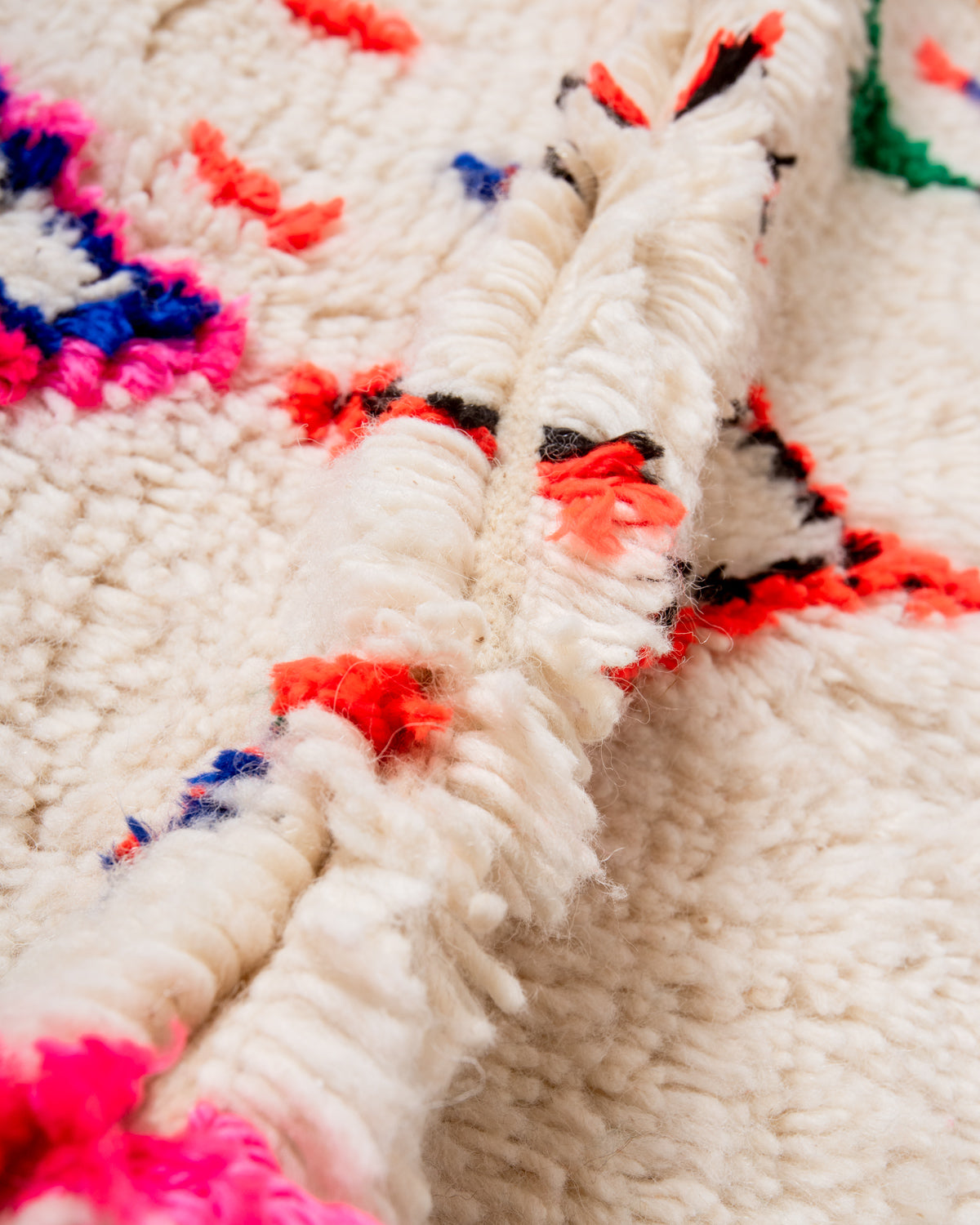 Modern designer handcrafted Berber rug from Morocco. Azilal rug with beautiful colors and patterns. Made of sheep’s wool and colourful cotton.