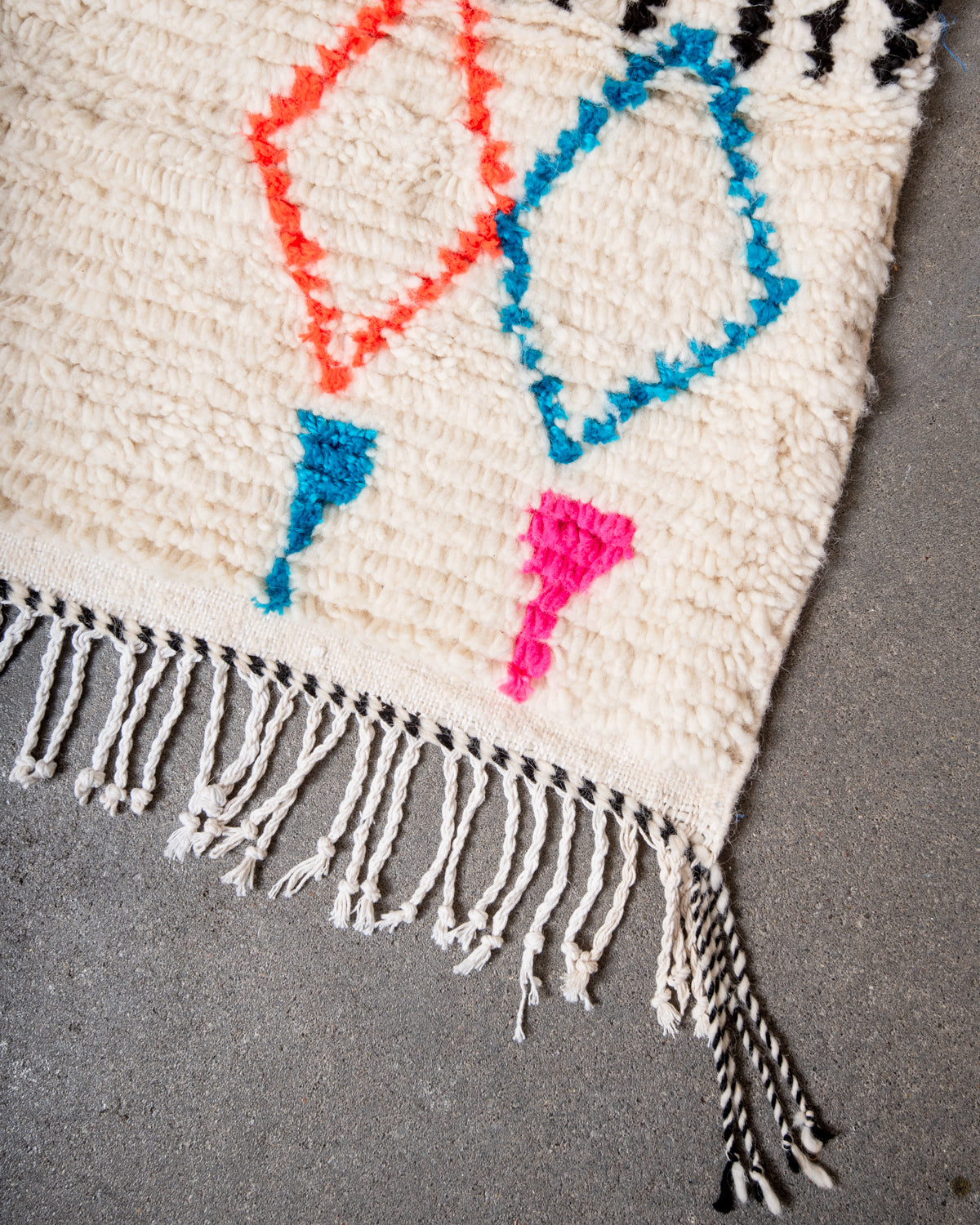 Modern designer handcrafted Berber rug from Morocco. Azilal rug with beautiful colors and patterns. Made of sheep’s wool and colourful cotton.