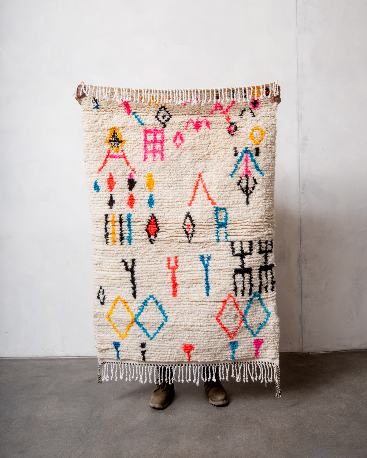 Modern designer handcrafted Berber rug from Morocco. Azilal rug with beautiful colors and patterns. Made of sheep’s wool and colourful cotton.
