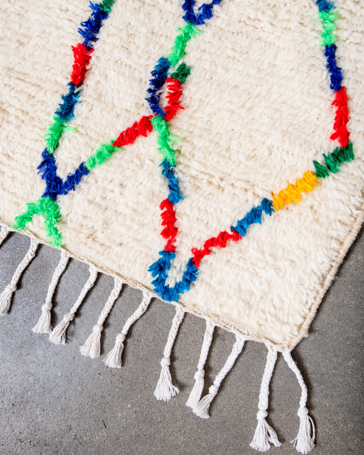 Modern designer handcrafted Berber rug from Morocco. Azilal rug with beautiful colors and patterns. Made of sheep’s wool and colourful cotton.
