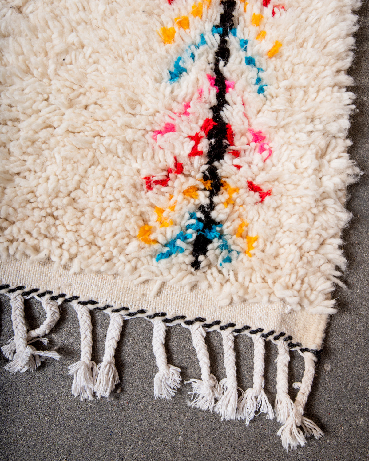 Modern designer handcrafted Berber rug from Morocco. Azilal rug with beautiful colors and patterns. Made of sheep’s wool and colourful cotton.