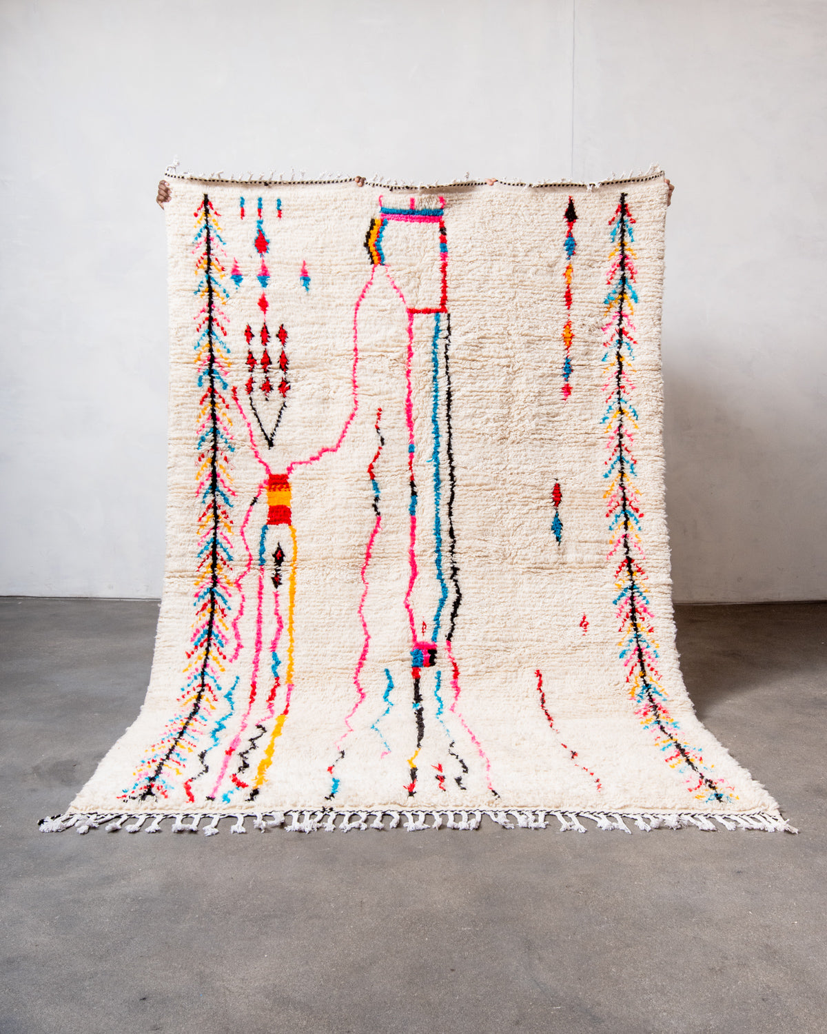 Modern designer handcrafted Berber rug from Morocco. Azilal rug with beautiful colors and patterns. Made of sheep’s wool and colourful cotton.