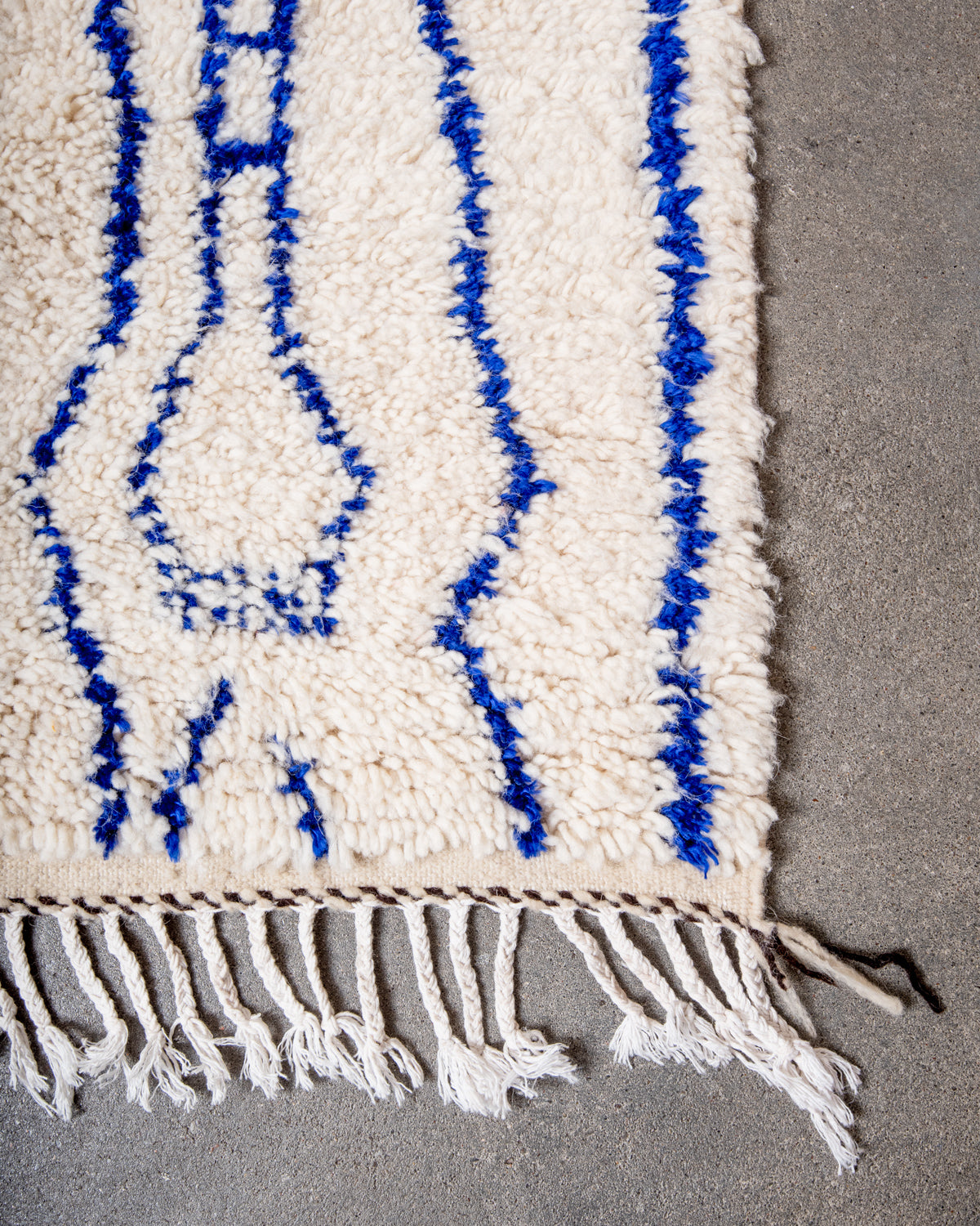 Modern designer handcrafted Berber rug from Morocco. Azilal rug with beautiful colors and patterns. Made of sheep’s wool and colourful cotton.