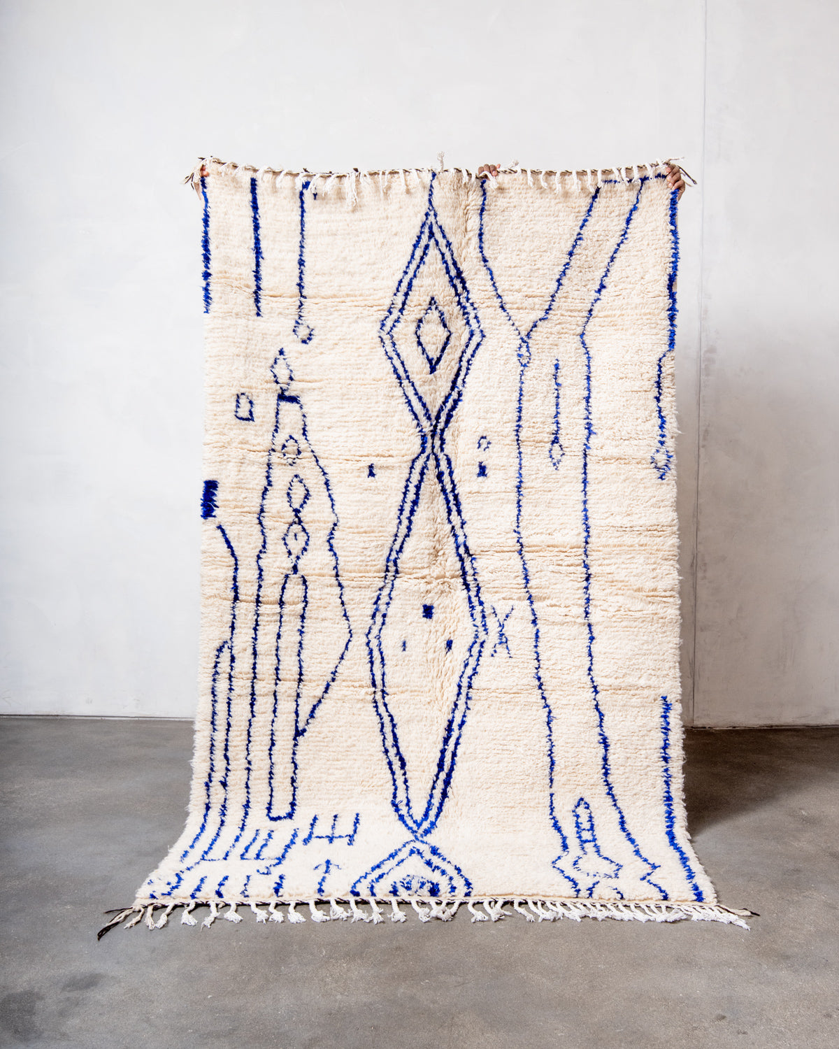 Modern designer handcrafted Berber rug from Morocco. Azilal rug with beautiful colors and patterns. Made of sheep’s wool and colourful cotton.