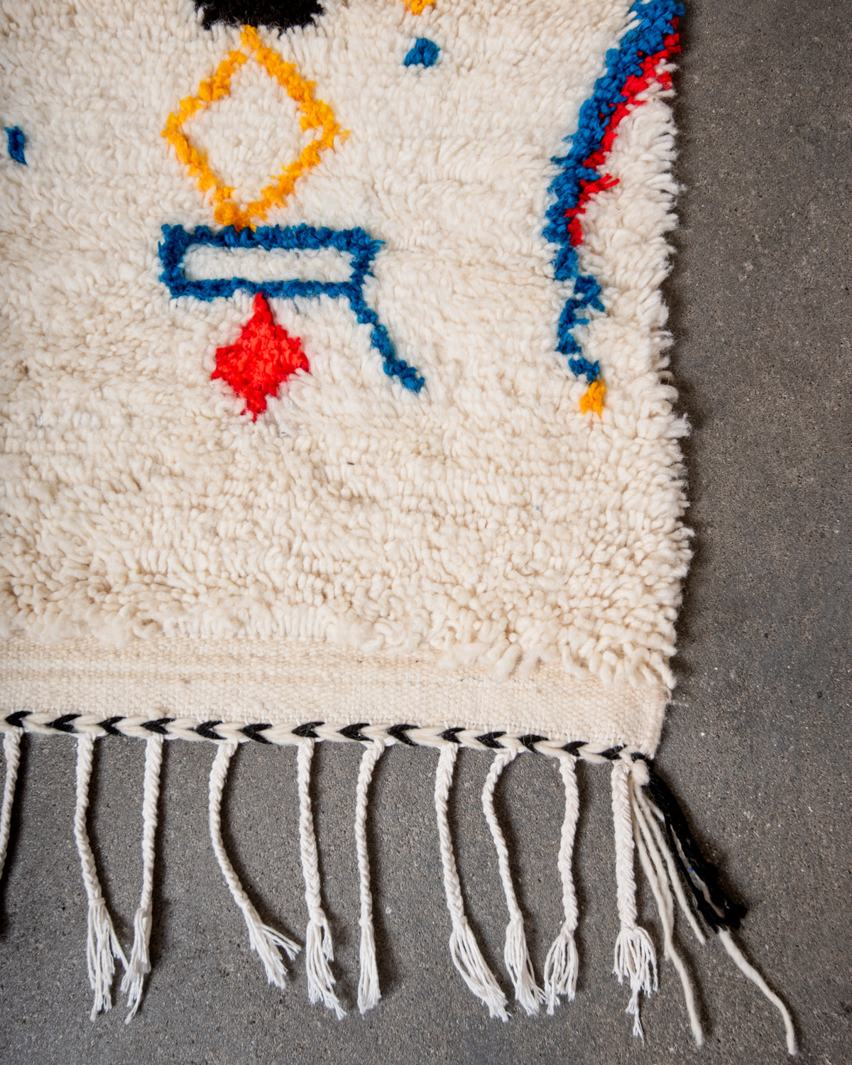 Modern designer handcrafted Berber rug from Morocco. Azilal rug with beautiful colors and patterns. Made of sheep’s wool and colourful cotton.