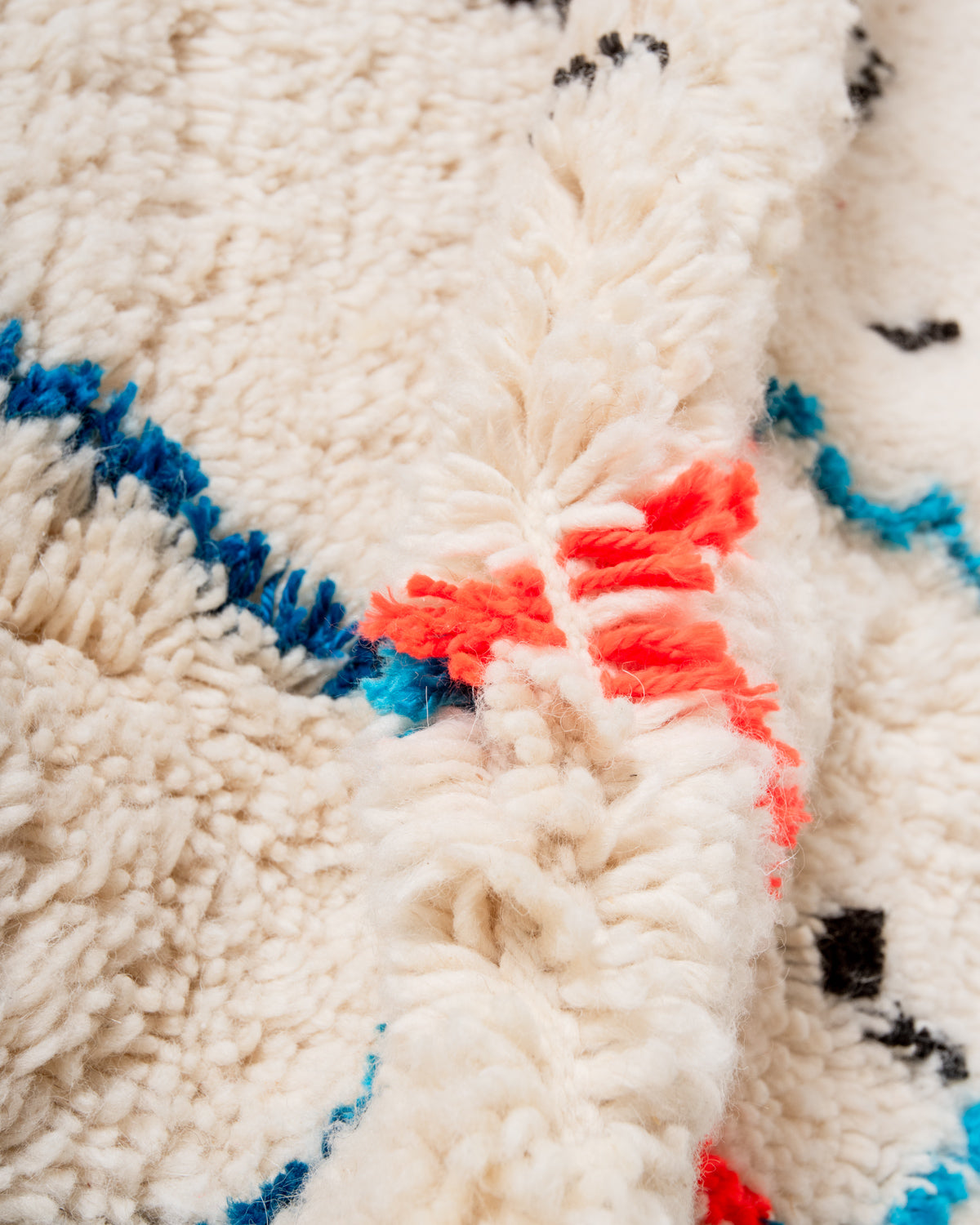 Modern designer handcrafted Berber rug from Morocco. Azilal rug with beautiful colors and patterns. Made of sheep’s wool and colourful cotton.